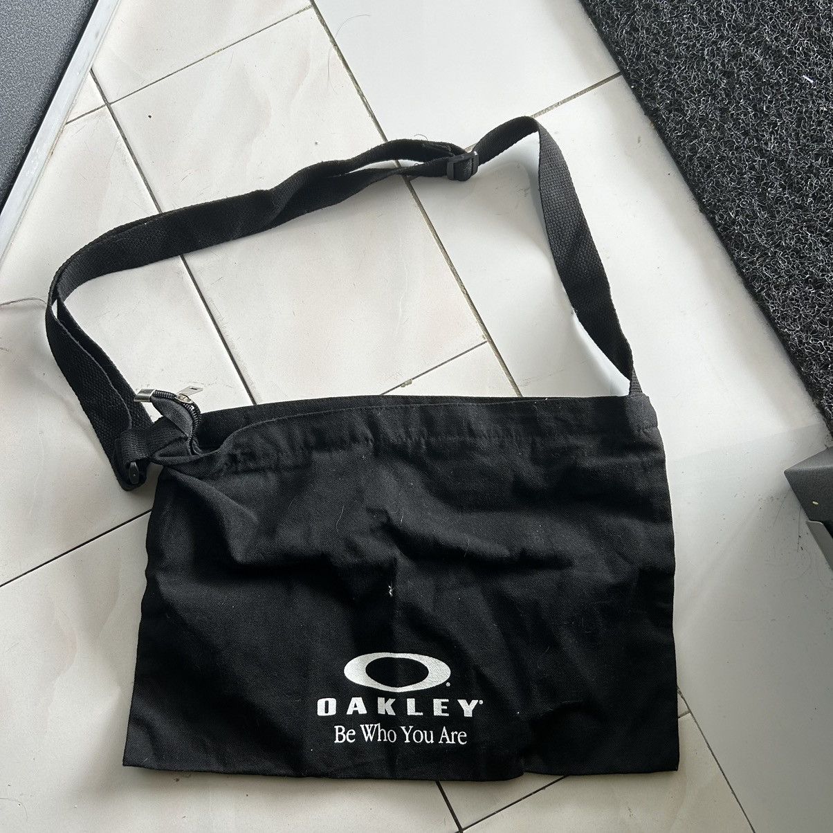 Oakley RARE! OAKLEY SACOCHE BAG BE WHO YOU ARE Size ONE SIZE - 1 Thumbnail