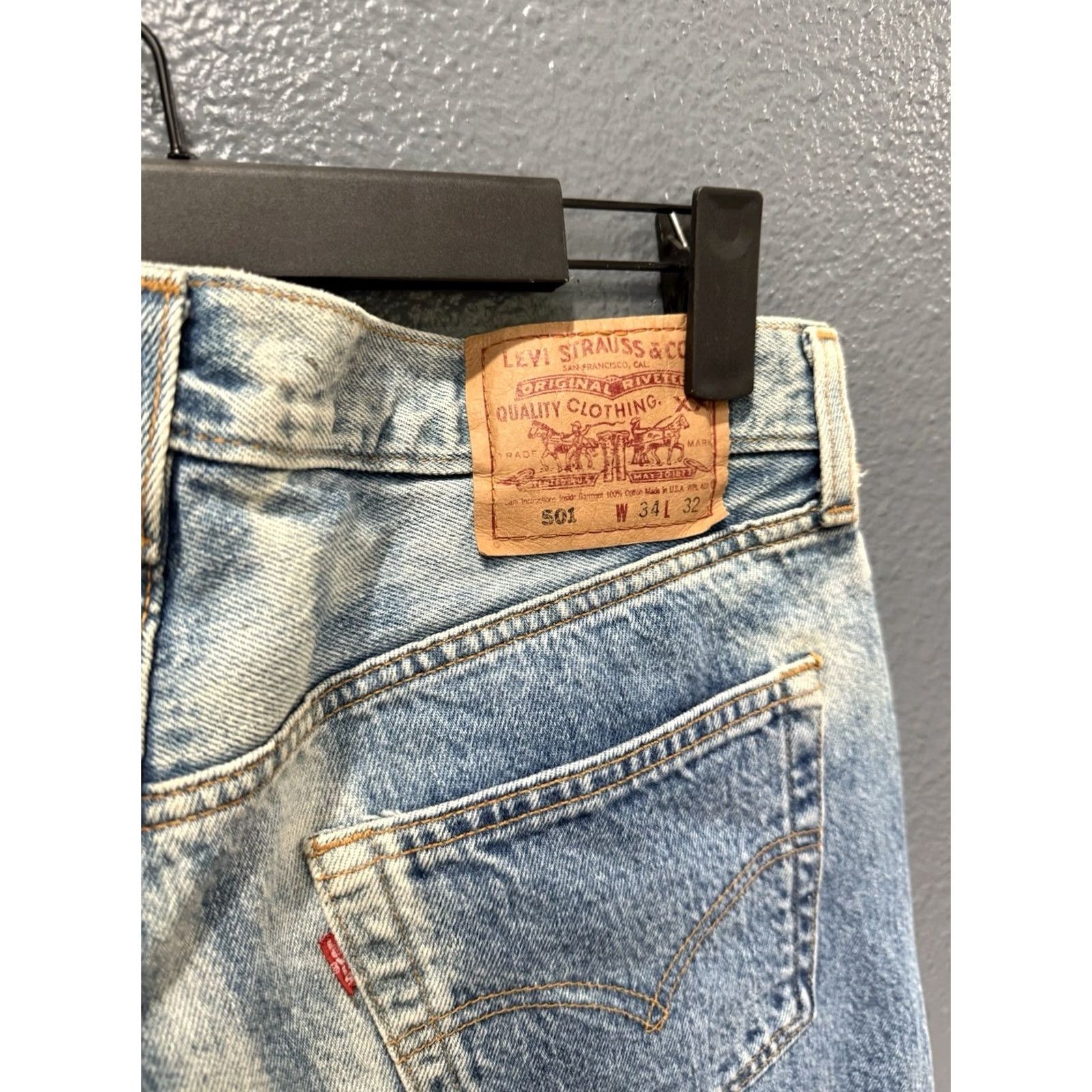 Levi's VINTAGE Levi’s 501 90’s Denim Jeans Men’s 34/32 Light Wash Sun Fade Button Fly Size US 34 / EU 50 - 2 Thumbnail