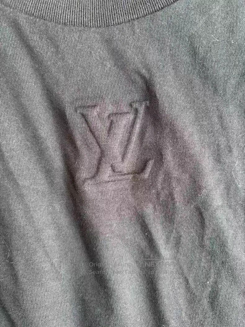 Louis Vuitton Louis Vuitton size 4l Solid Logo Crew Neck Short Sleeve Size US M / EU 48-50 / 2 - 3 Thumbnail