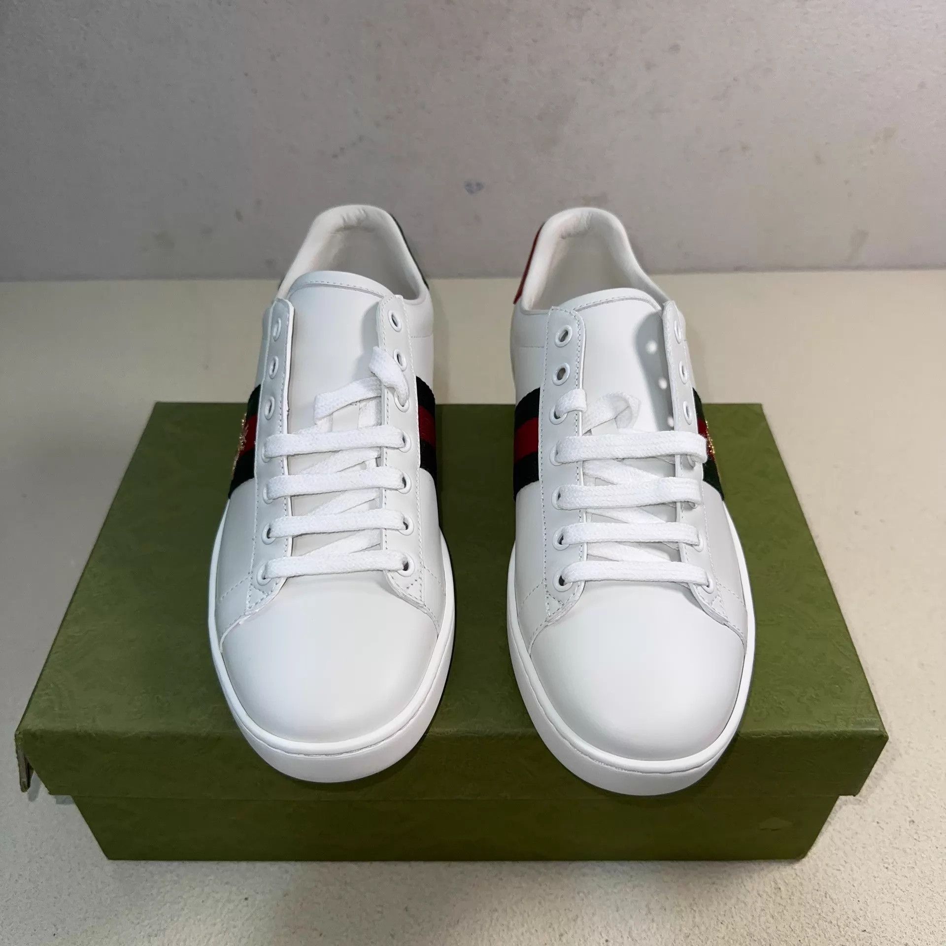 Gucci GUCCI ACE Low Top Wmns White Bee Red-Green Webbing Size US 8 / IT 38 - 2 Thumbnail