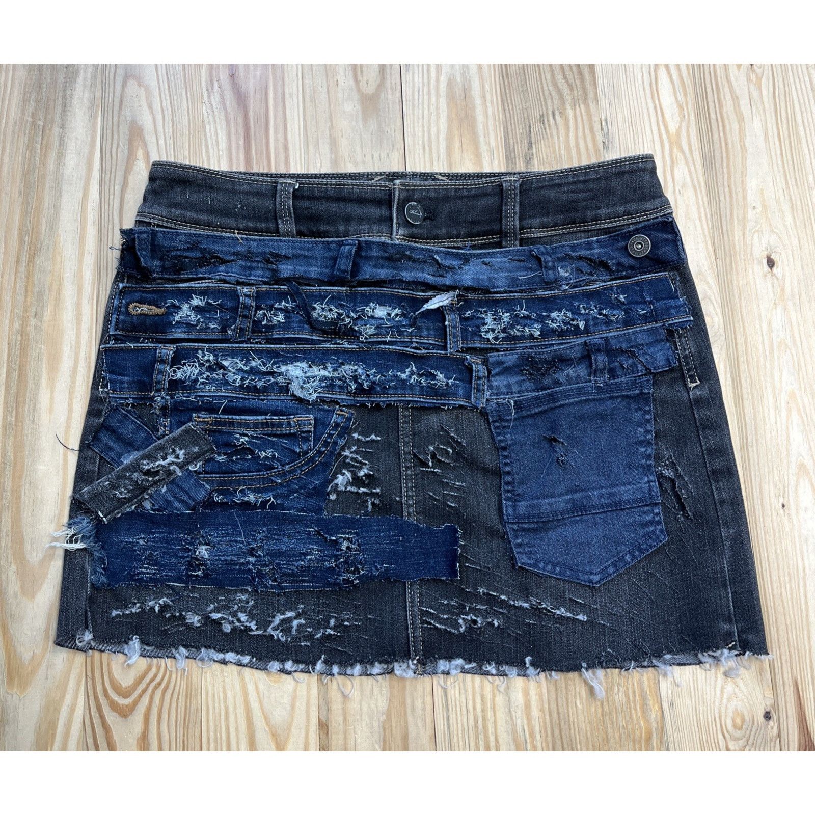 White House Black Market White House Black Market Open Your Heart Skirt Size 6 Size 28" / US 6 / IT 42 - 1 Thumbnail