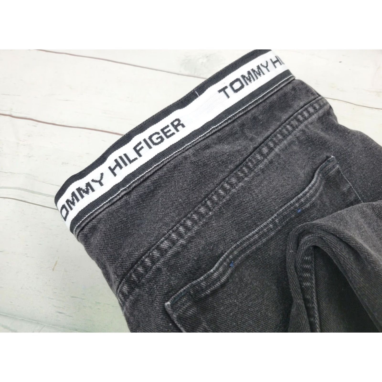 Tommy Hilfiger VINTAGE Tommy Hilfiger Jeans Bermuda 5-Pocket Denim Black 42x30 Mens Regular 90s Spell Out Waistband Stretch Size US 42 / EU 58 - 3 Thumbnail