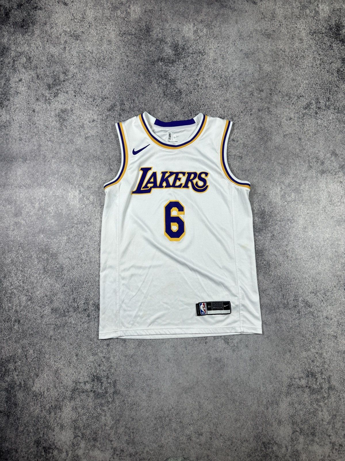 NBA Nike 6 James Lakers Logo Jersey Streetwear Rare USA NBA M Size US M / EU 48-50 / 2 - 1 Thumbnail