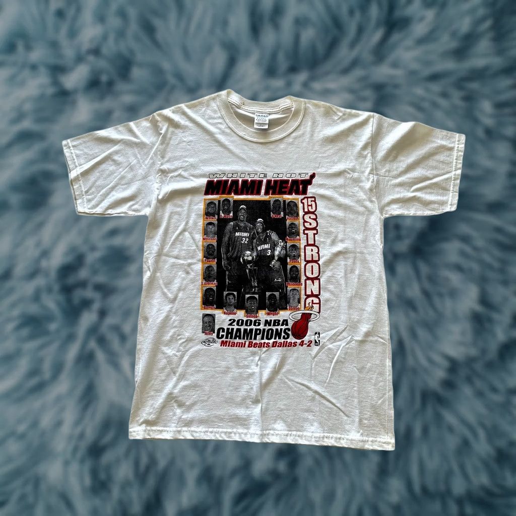 Gildan VINTAGE Miami Heat 2006 NBA Championship Roster Graphic Tee Mens Large NWOT Size US L / EU 52-54 / 3 - 1 Thumbnail