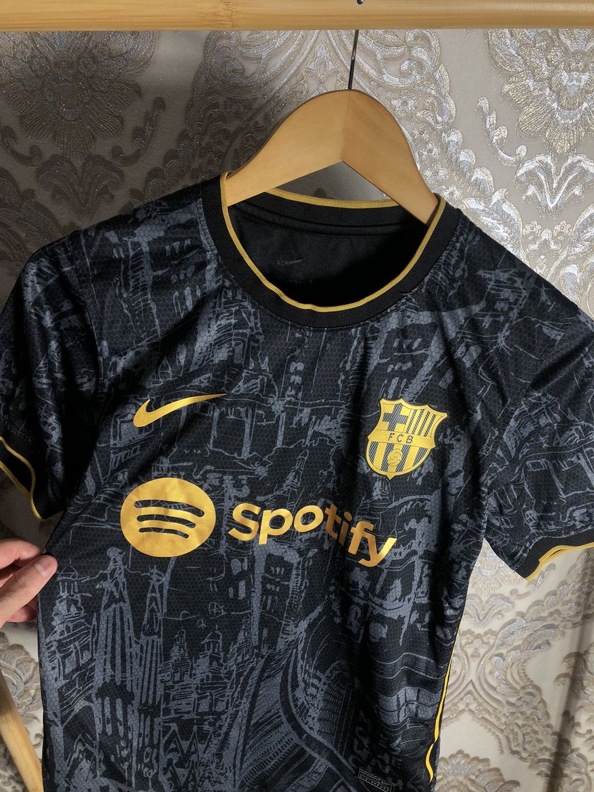 Nike VINTAGE NIKE FC BARCELONA SPAIN SOCCER JERSEY RETRO Y2K 90s Size US S / EU 44-46 / 1 - 2 Thumbnail