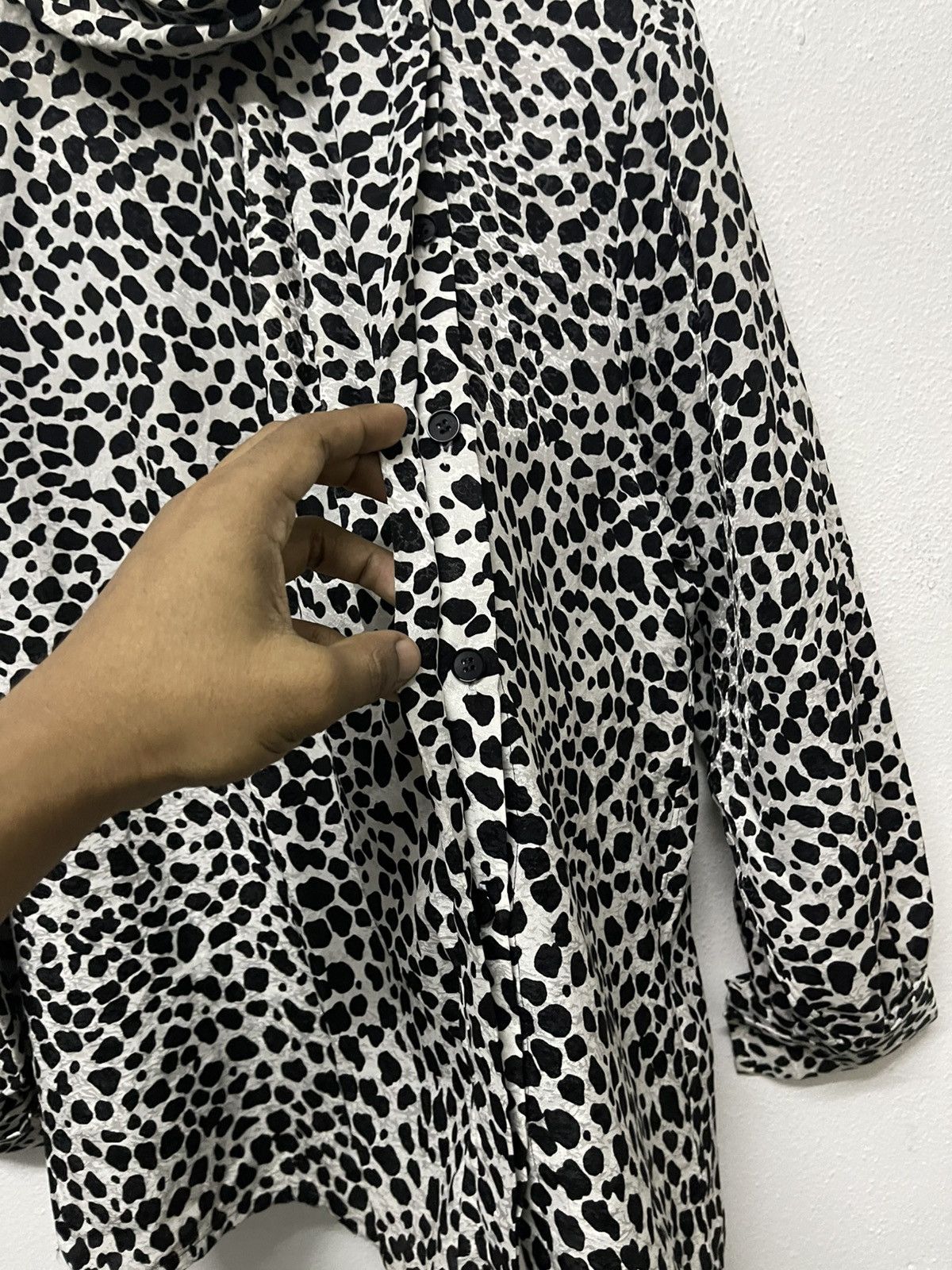 Yves Saint Laurent 1990s YVES SAINT LAURENT CHEMISIERS WHITE LEOPARD BUTTON UP Size M / US 6-8 / IT 42-44 - 7 Thumbnail