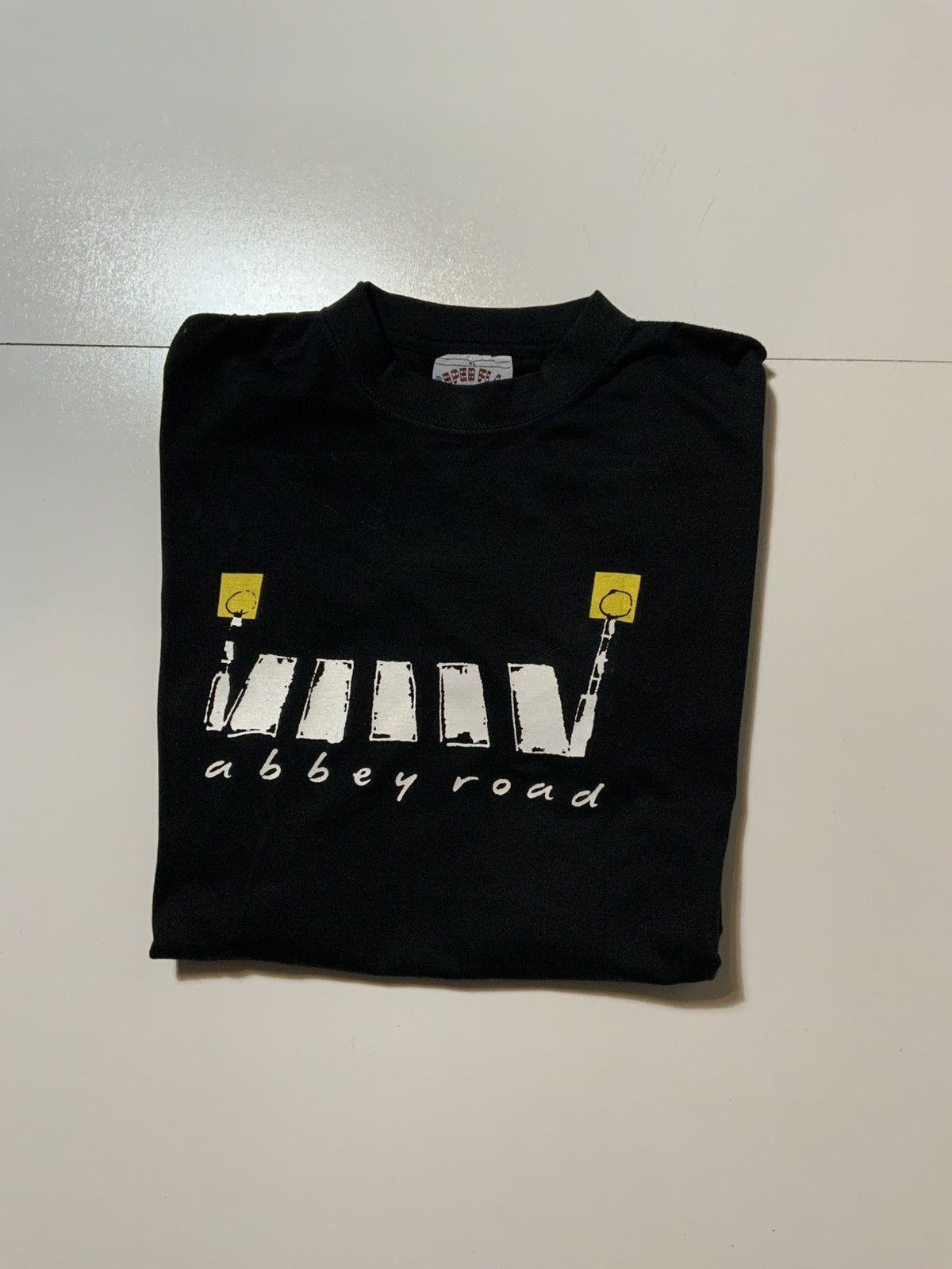 Vintage Vintage 90s Abbey Road The Beatles Graphic Rock BandT-Shirt Size US XL / EU 56 / 4 - 1 Thumbnail