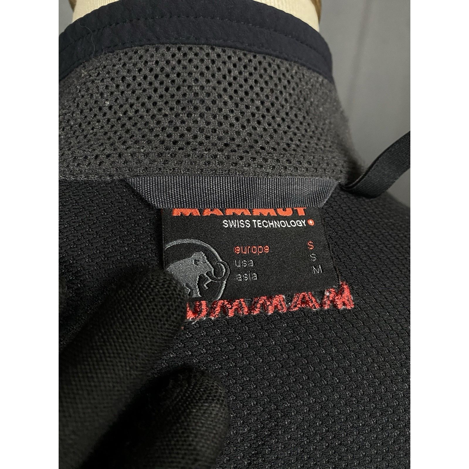 Mammut Mammut Men's Black SoftTech Softshell Windbreaker Jacket Siz Size US S / EU 44-46 / 1 - 13 Thumbnail