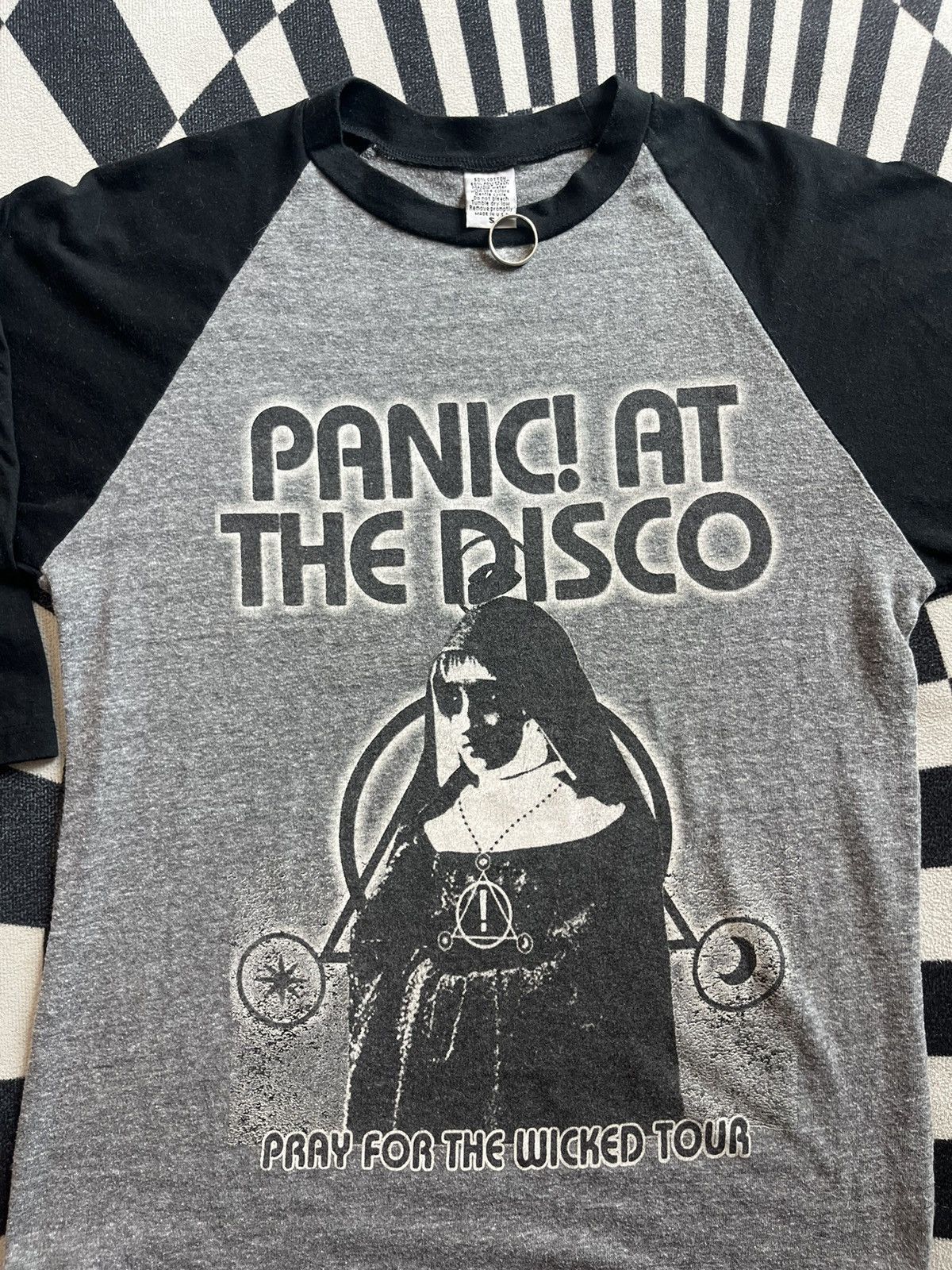Band Tees PANIC ! AT THE DISCO Pray For The Wicked Tour 2018’s Tshirt Size US S / EU 44-46 / 1 - 6 Thumbnail