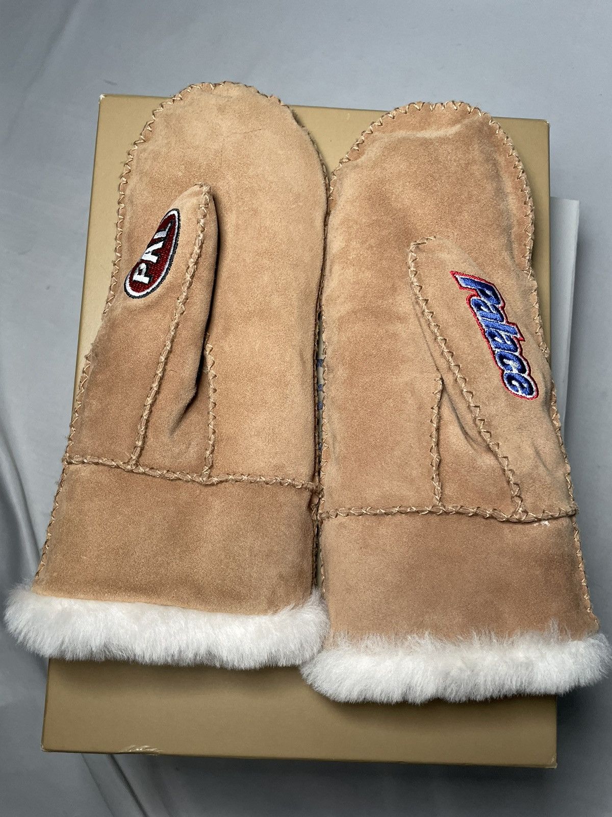 Palace × Ugg Palace x UGG Sheepskin Mitten Size ONE SIZE - 7 Thumbnail