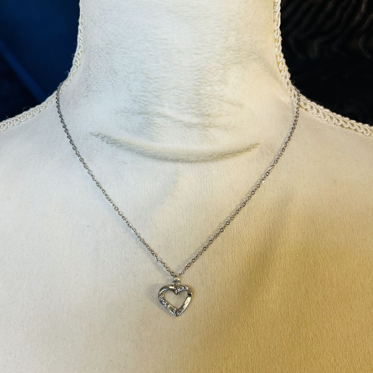 Handmade Handcrafted vintage clear rhinestone heart pendant necklace Size ONE SIZE - 2 Thumbnail