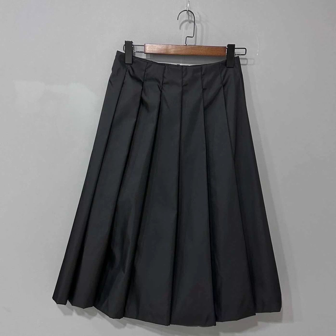 Prada PRADA 25 Nylon Skirt w/ Leather Buckle Triangle Logo Size 36 Size 25" / US 0 / IT 36 - 3 Thumbnail