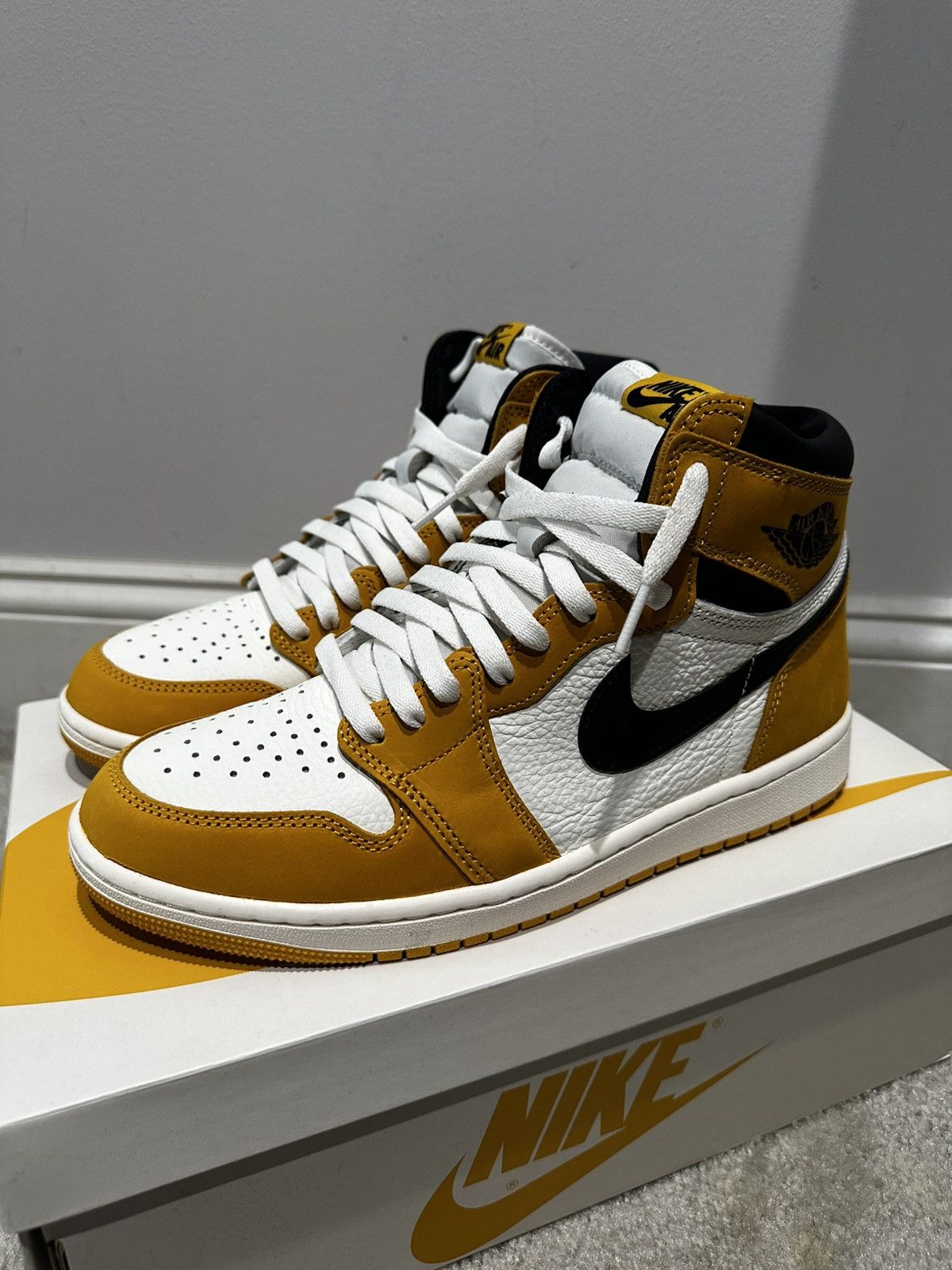 Jordan Brand Air Jordan 1 High OG Yellow Ochre Size US 9 / EU 42 - 3 Thumbnail
