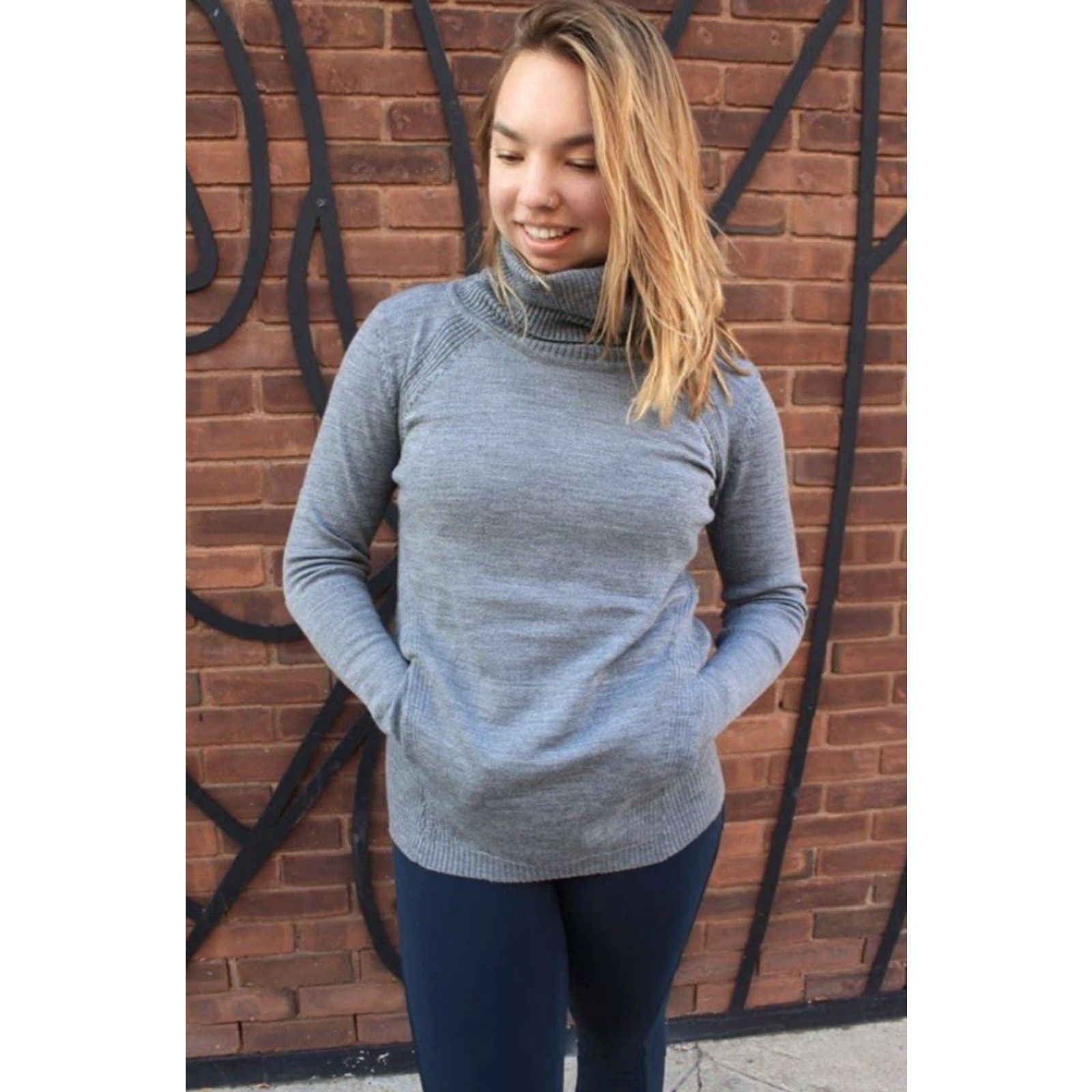 Lululemon Lululemon Sweat And Savasana Sweater Size 6 Women Gray Merino Wool Turtleneck Long Sleeve Thumb Holes Pockets Logo Pullover casual Winter Fall Size M / US 6-8 / IT 42-44 - 3 Thumbnail