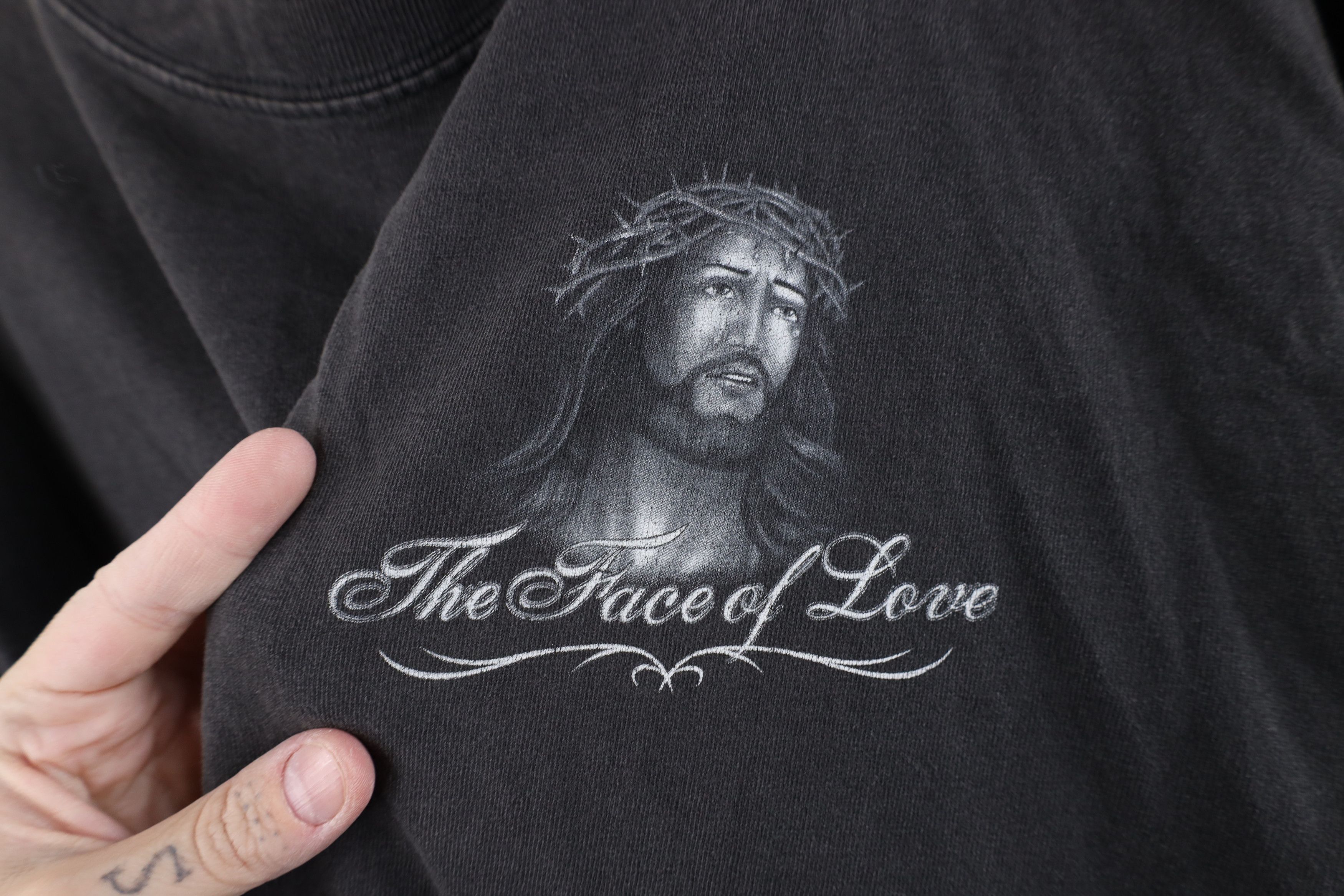 Vintage Vintage Y2K Streetwear Jesus The Face of Love T-Shirt Size US L / EU 52-54 / 3 - 4 Thumbnail