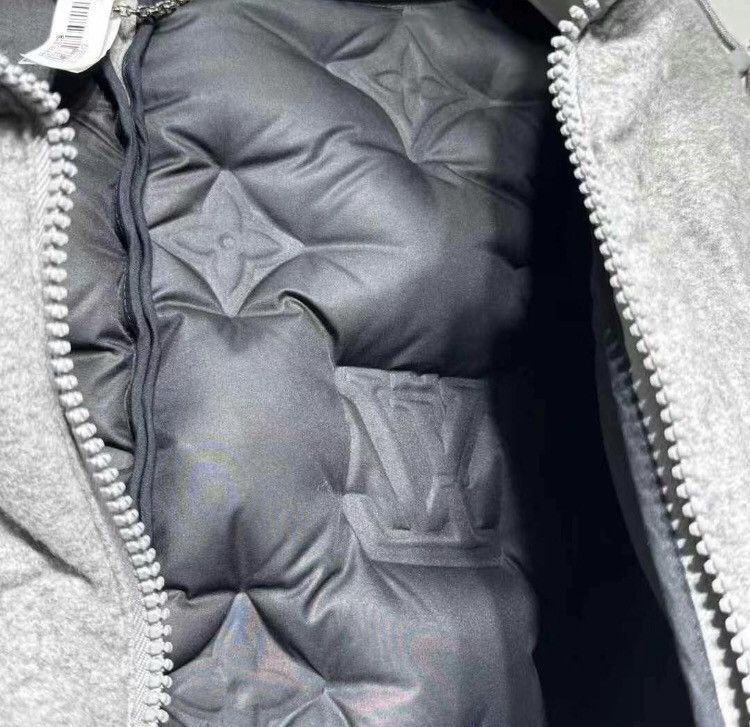 Louis Vuitton Louis Vuitton Show Full Print Embossed Gray Logo Down Jacket Size US M / EU 48-50 / 2 - 3 Thumbnail