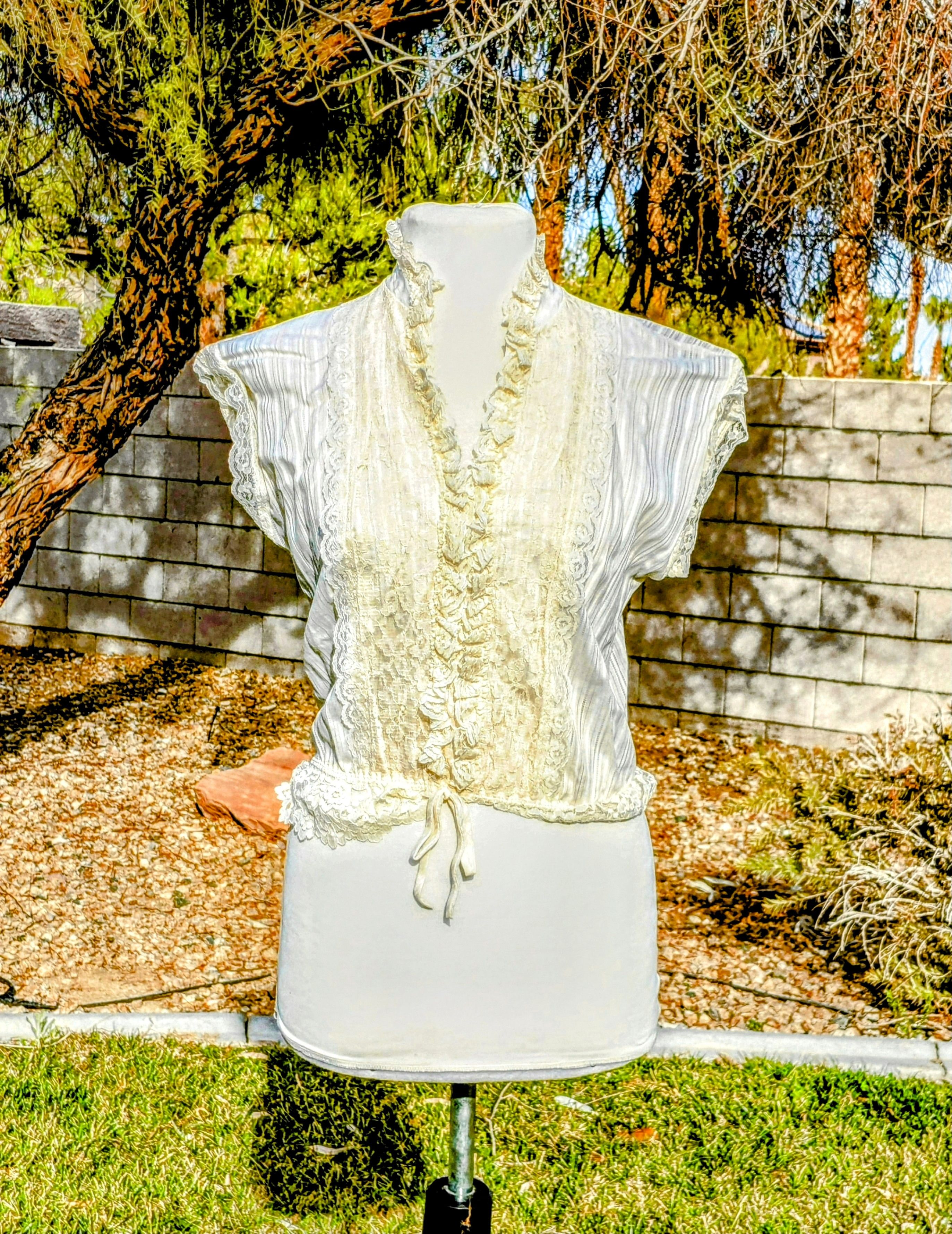 Vintage Lace Victorian Blouse Petite USA Cottagecore Pullover Top Size M / US 6-8 / IT 42-44 - 1 Thumbnail