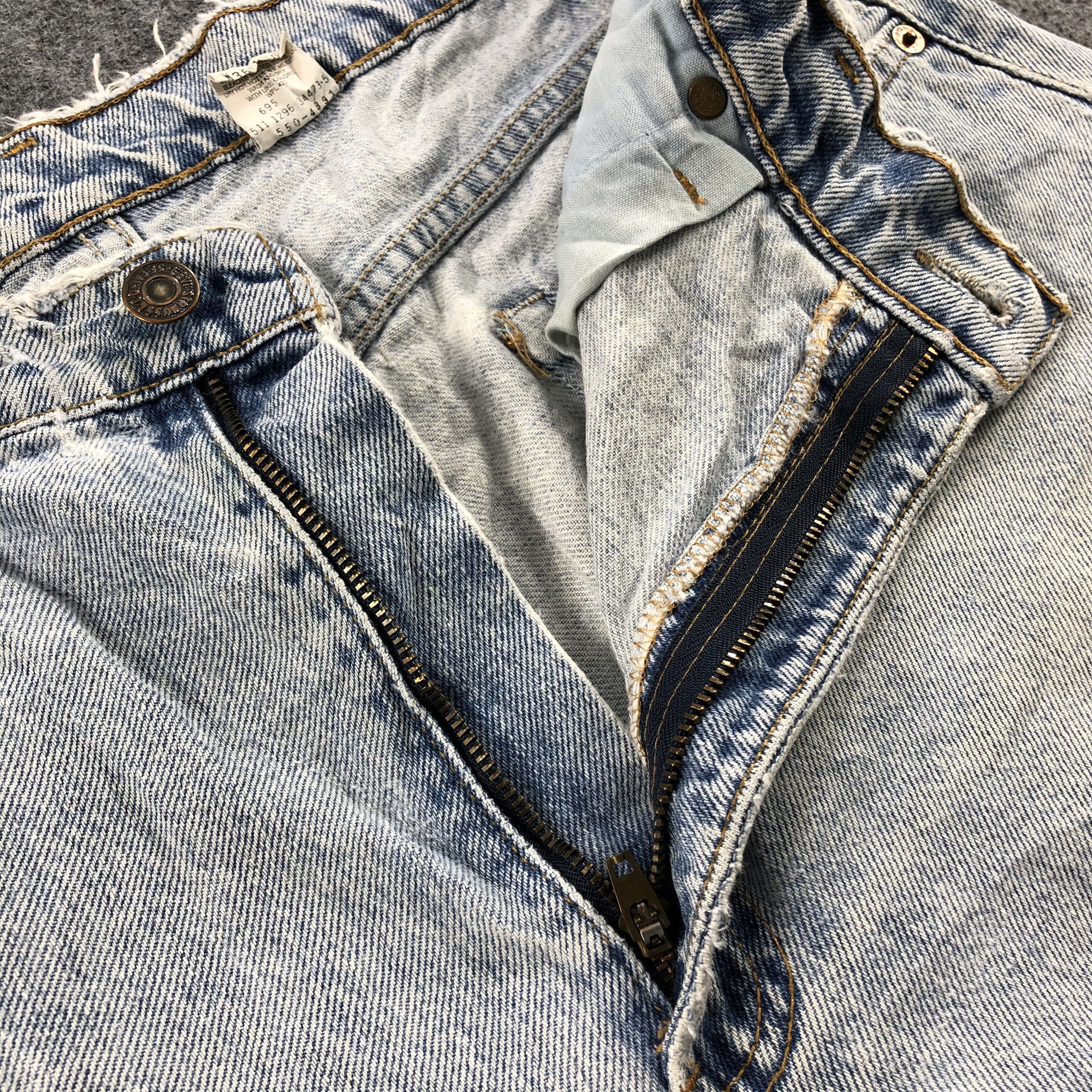 Levi's Vintage 90s Light Wash Levis 550 Jeans-J2188 Size US 33 - 12 Thumbnail