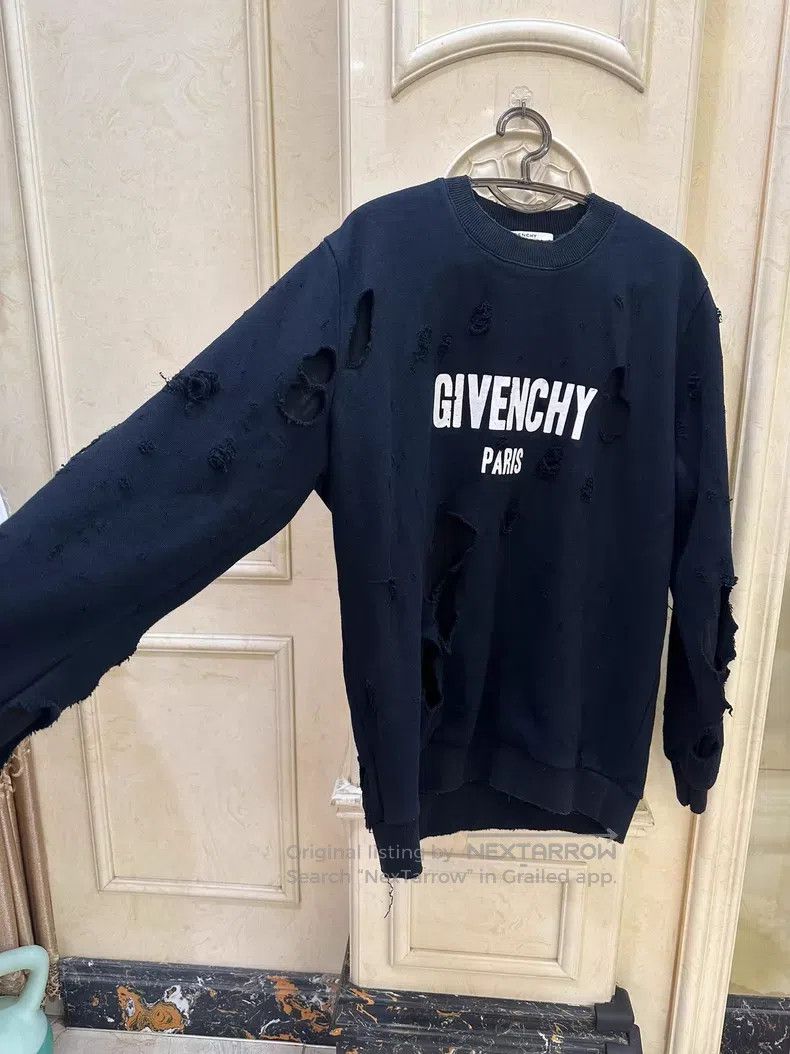 Givenchy Givenchy Classic Black and White Big Hole Letter Logo Swea Size US S / EU 44-46 / 1 - 2 Thumbnail
