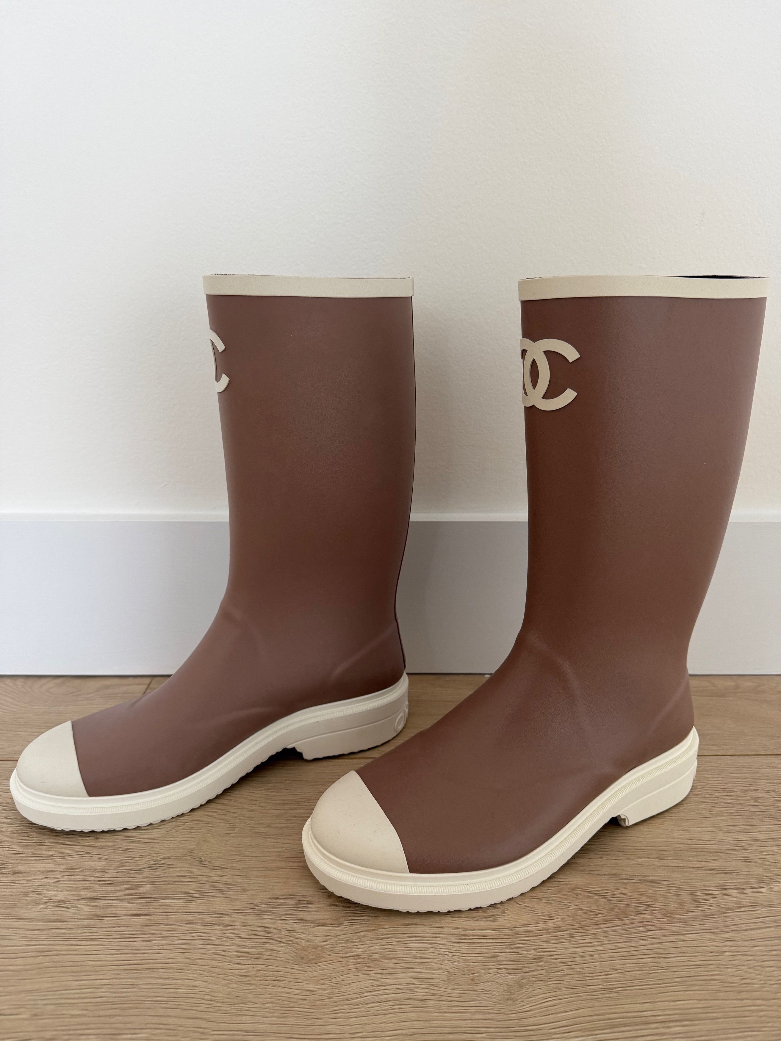 Chanel Chanel 26C White CC Logo High Pull On Rubber Rain Boots 36 Size US 6 / IT 36 - 22 Thumbnail
