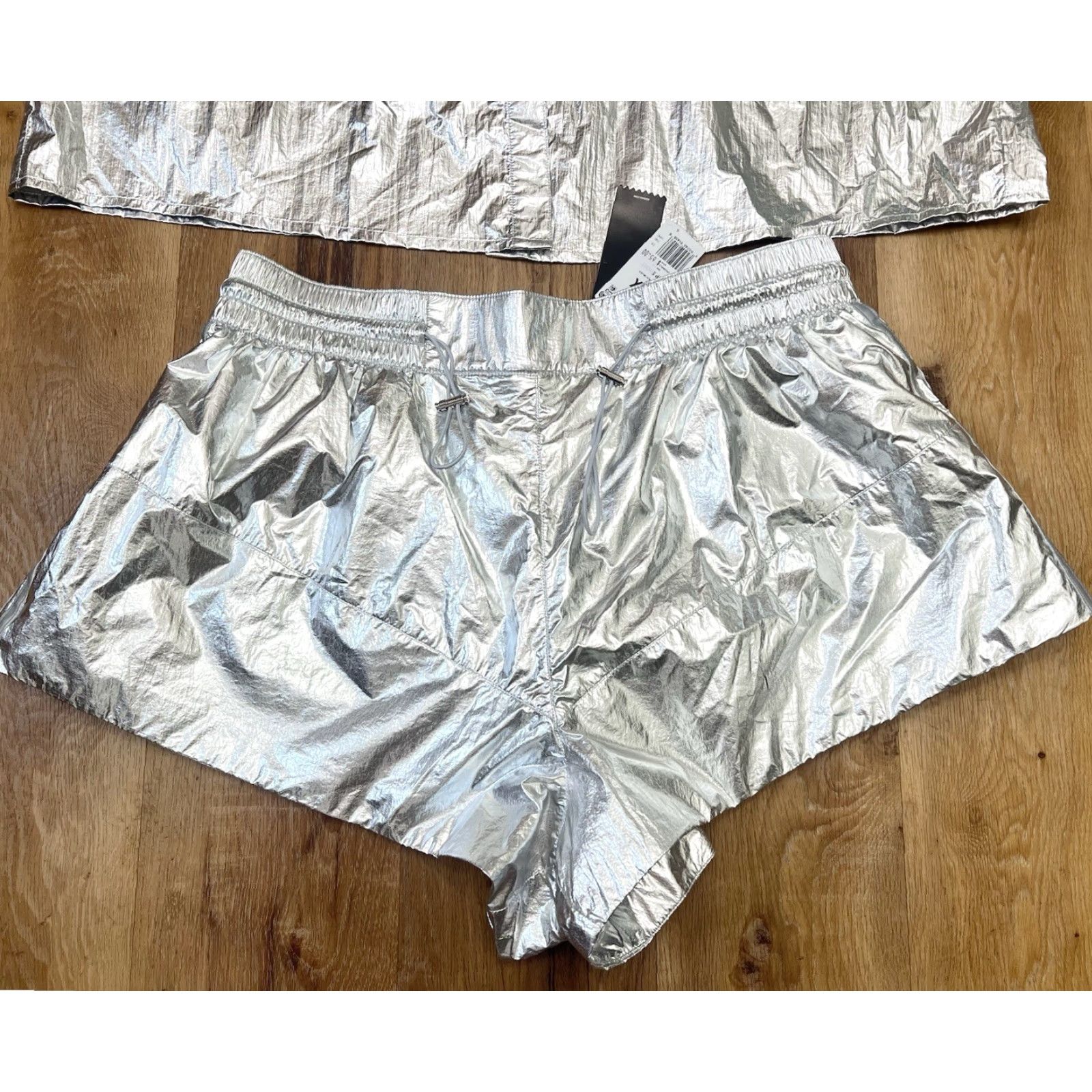 Adidas NWT Adidas Ivy Park Silver Metallic Sincher Shorts Shirt Set XXL Shirt Adult 2XL Silver Athletic Gym Running Womens Size XXL / US 16-18 / IT 52-54 - 4 Thumbnail