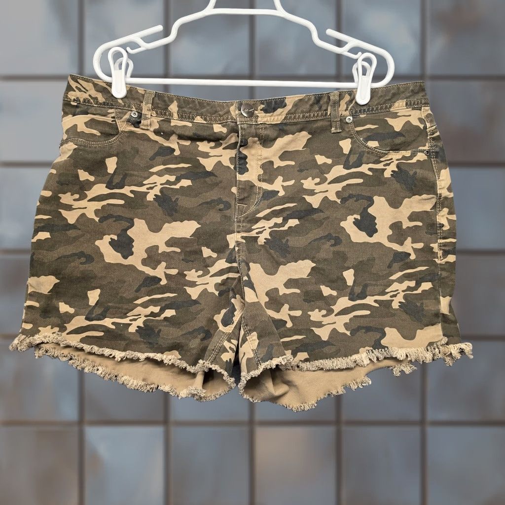 Vintage Womens Camo Cutoff Shorts Size 20W Camouflage Frayed Hem Stretch Size 42" / US 20 - 1 Thumbnail