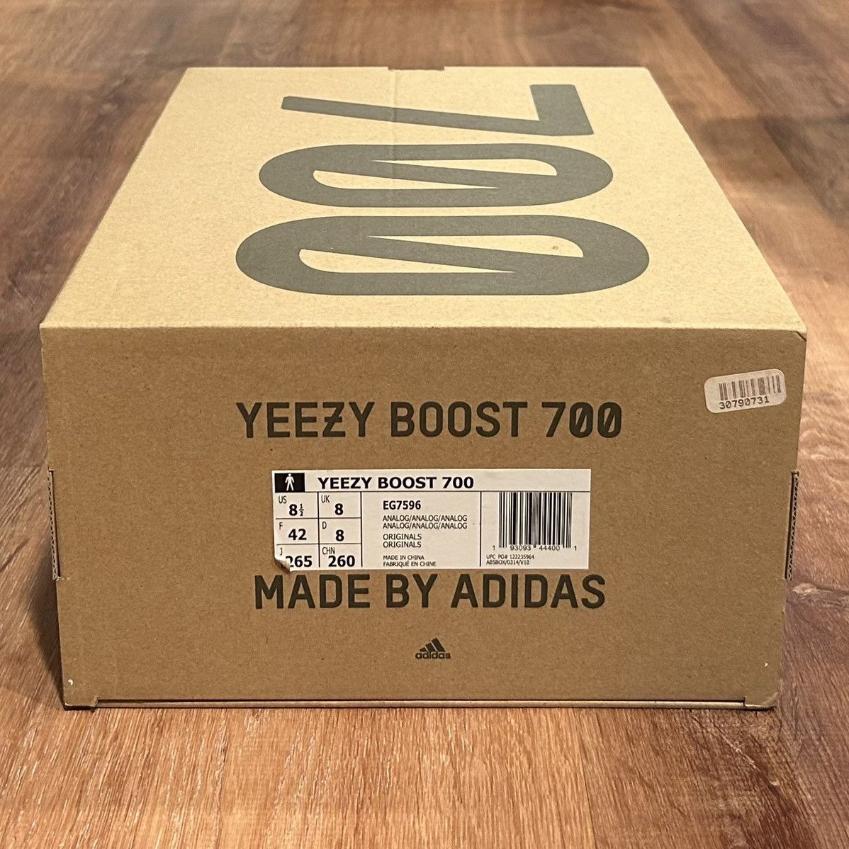 Yeezy Yeezy 700 V1 Analog Size US 8.5 / EU 41-42 - 9 Thumbnail