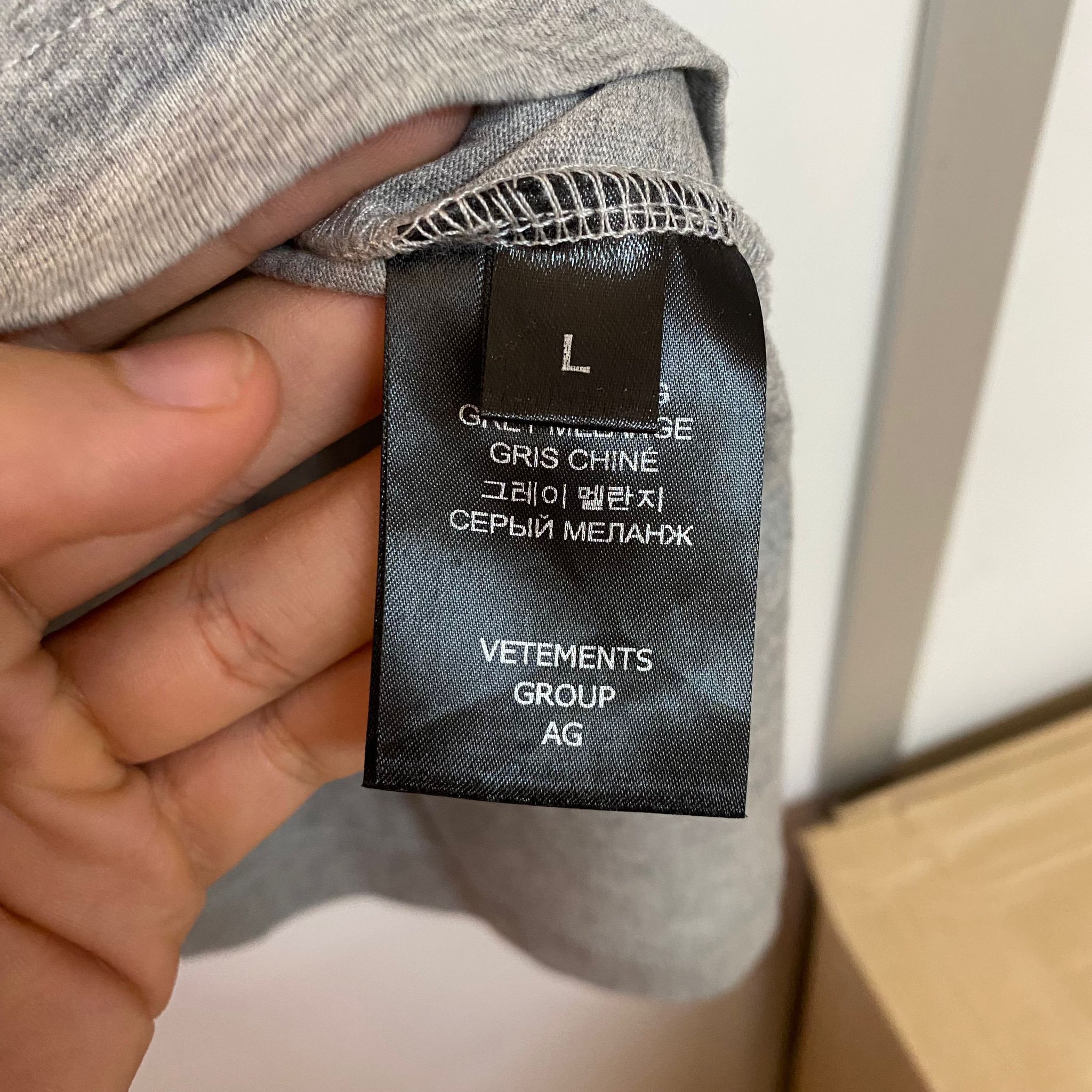 Vetements Grey Embroidered Solidarity Logo Oversized T-Shirt Size US L / EU 52-54 / 3 - 4 Thumbnail