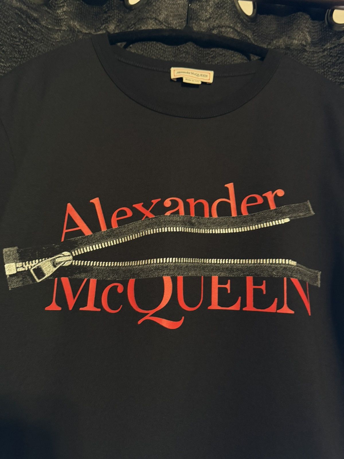 Alexander McQueen Zipper Logo Tshirt in Black Size US S / EU 44-46 / 1 - 2 Thumbnail