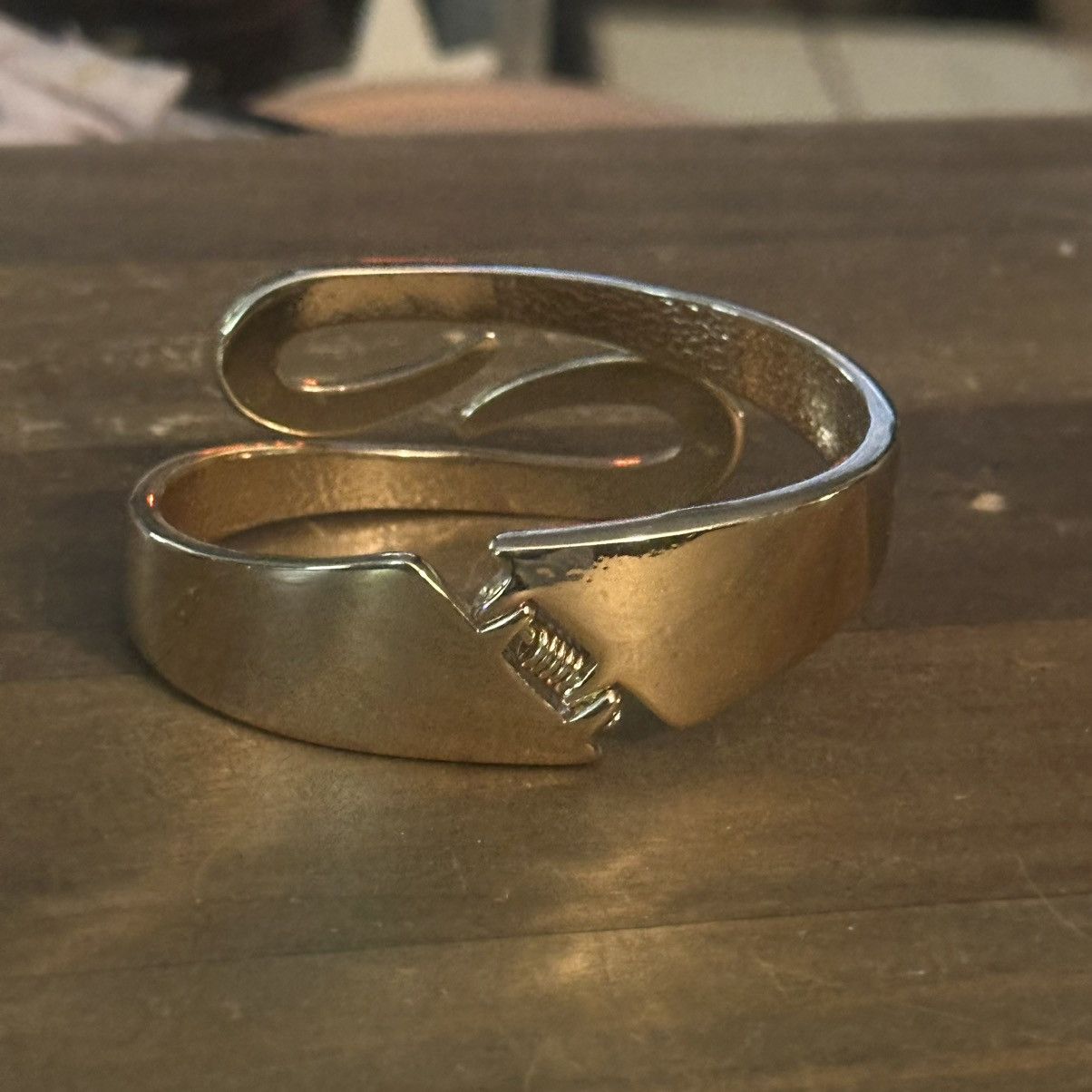 Other Gold tone swirly hinged cuff bangle bracelet Size ONE SIZE - 4 Thumbnail