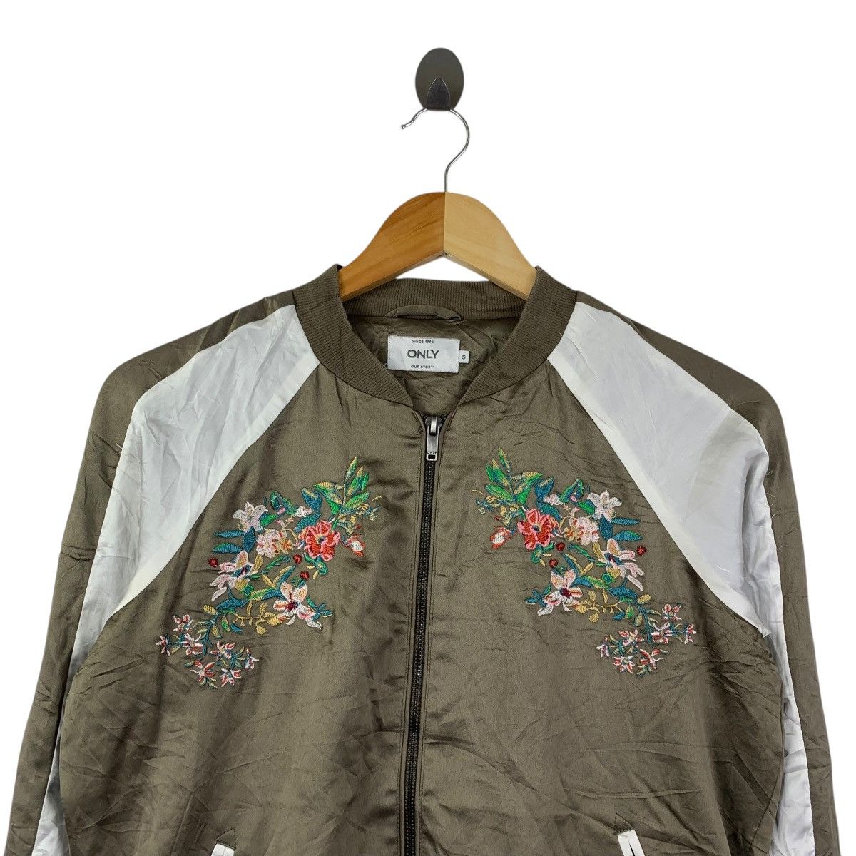 Only NY ONLY Floral Embroidered Satin Bomber Jacket Olive Green Size US S / EU 44-46 / 1 - 2 Thumbnail