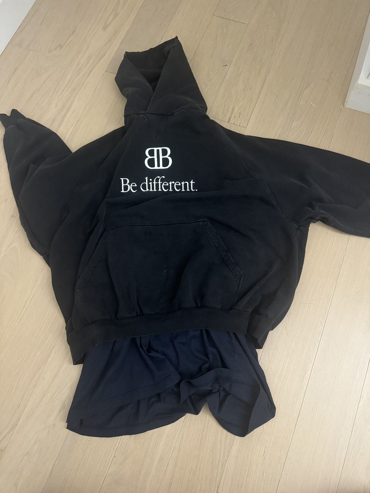 Balenciaga balenciaga be different hoodie Size US M / EU 48-50 / 2 - 5 Thumbnail