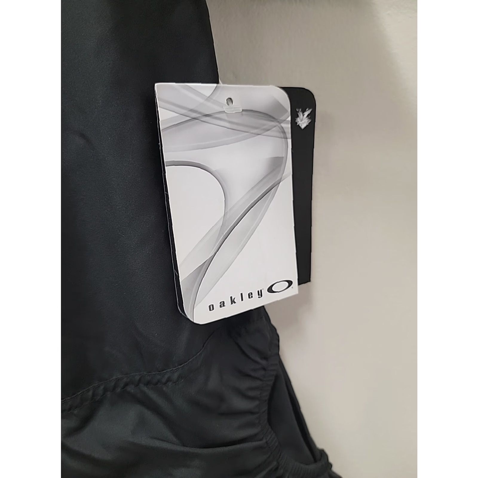 Oakley NWT Oakley Windbreaker Jacket XS Women’s Full Zip Black Bloods Tv 19 Chest 19 Length 25.5 Size XS / US 0-2 / IT 36-38 - 5 Thumbnail