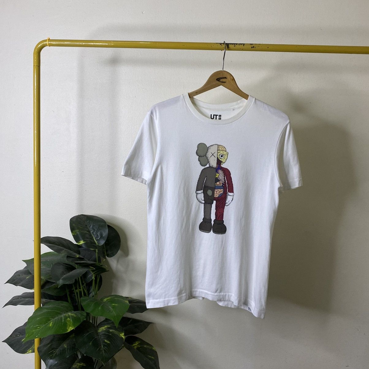 Kaws Kaws x Uniqlo Collaboration Streetwear Tshirt Size US S / EU 44-46 / 1 - 1 Thumbnail