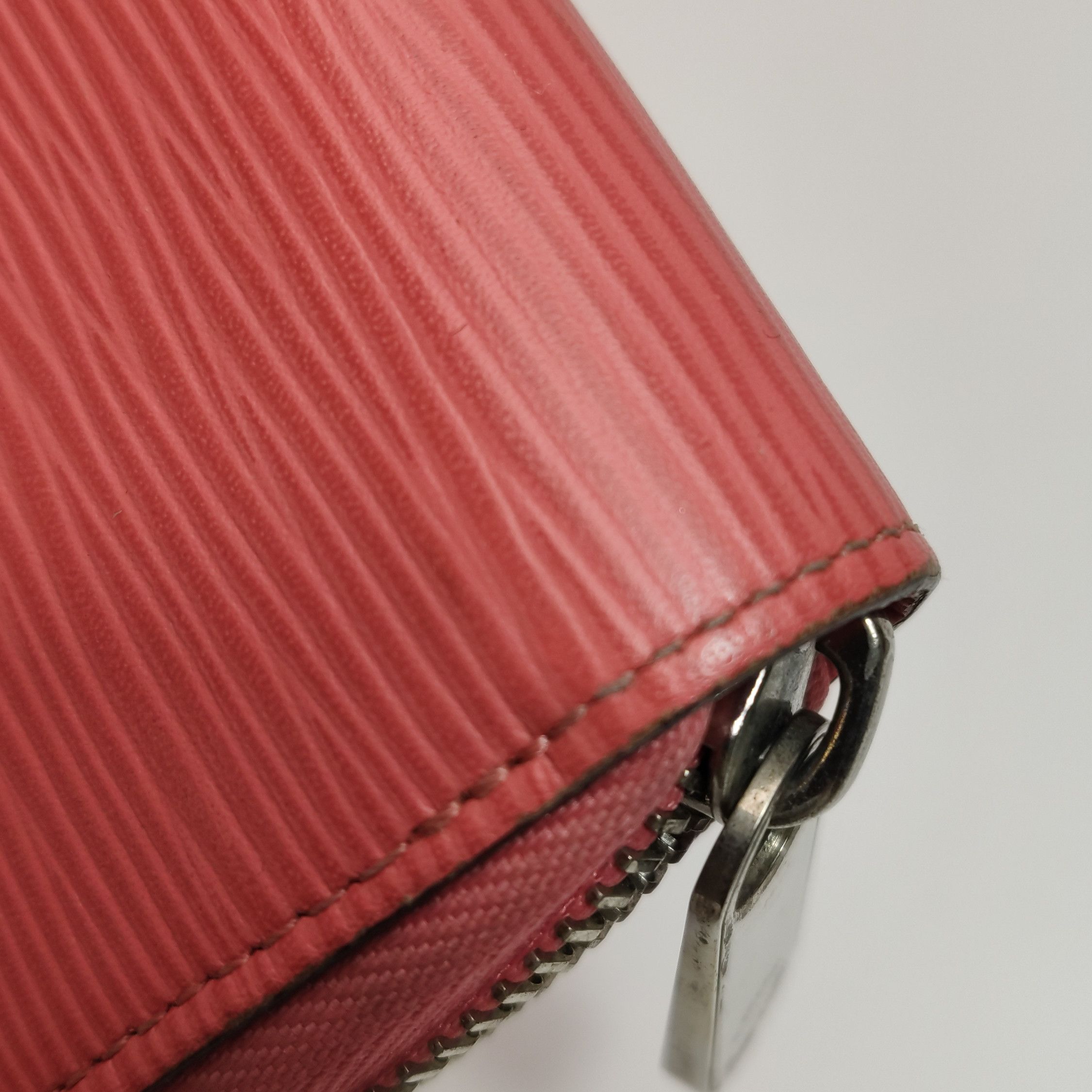 Louis Vuitton Louis Vuitton (LV) Zippy cowhide ripple logo zip around wal Size ONE SIZE - 6 Thumbnail