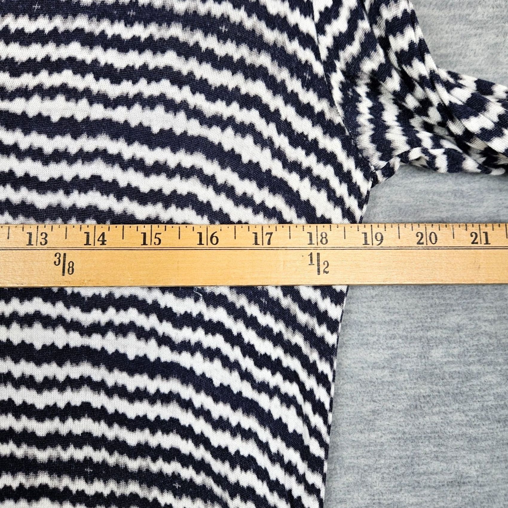 Velvet Velvet by Graham & Spencer T-Shirt White Wave Stripes Gray V-neck S Womens Regular Long Sleeve All Seasons Casual Size S / US 4 / IT 40 - 7 Thumbnail