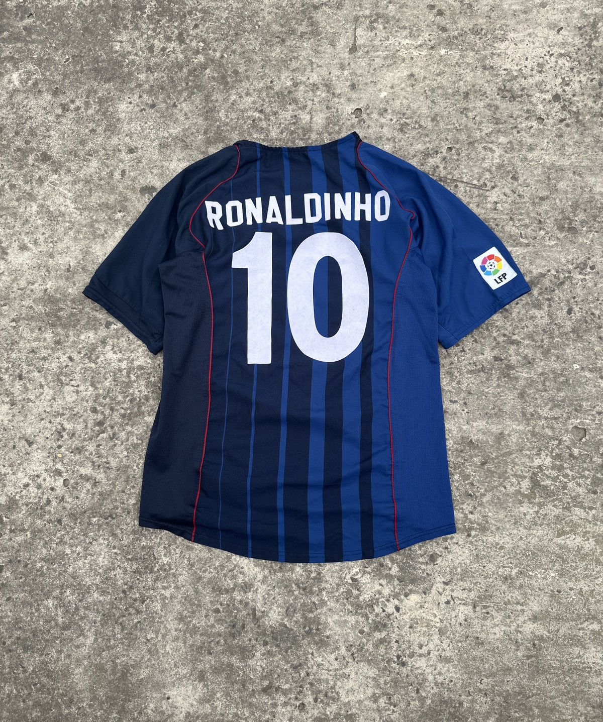 Nike Vintage Nike F.C.Barcelona 10 Ronaldinho Soccer Jersey M VTg Size US M / EU 48-50 / 2 - 4 Thumbnail