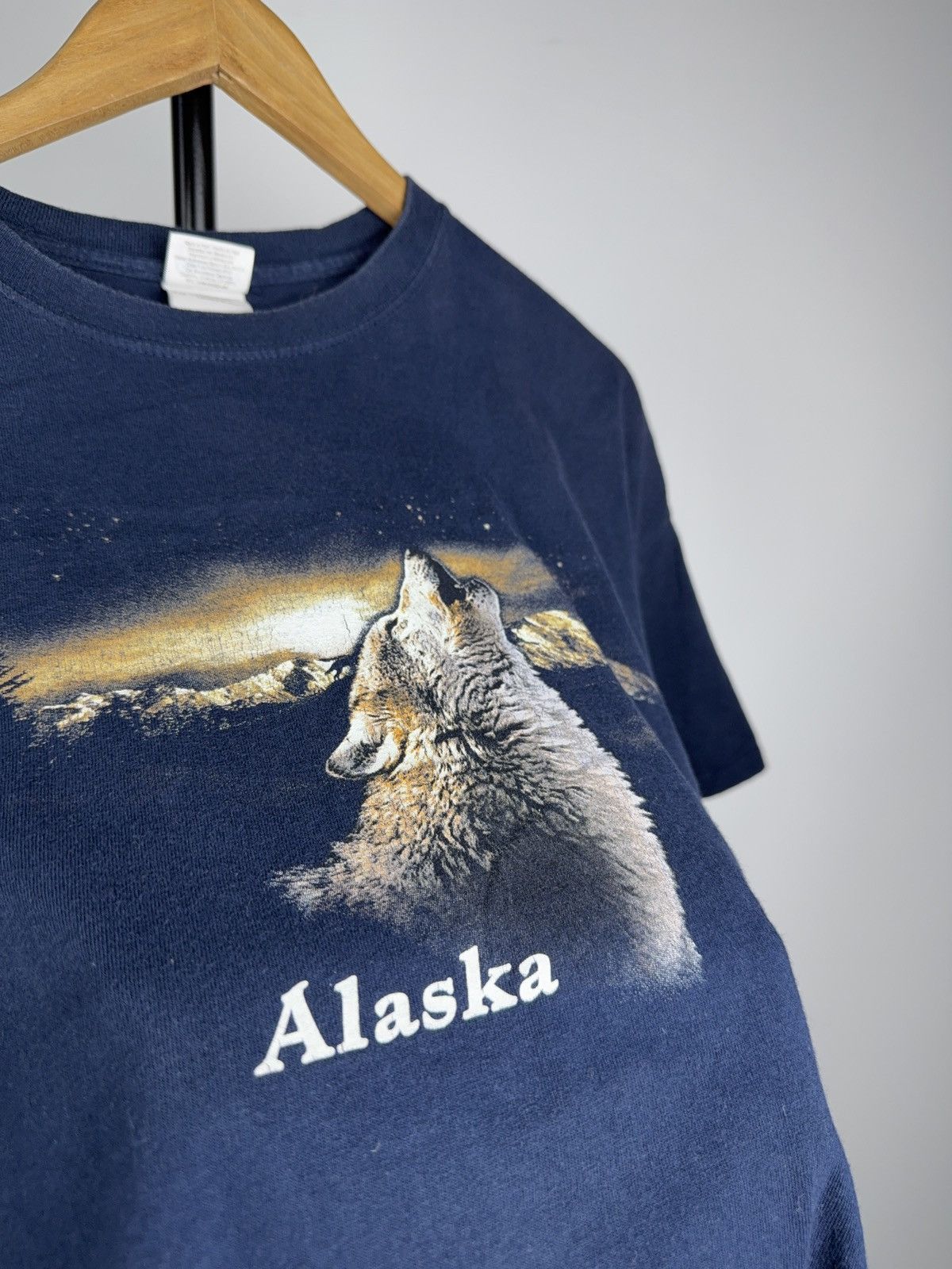 Vintage 00s Retro USA Alaska Wolf Graphic T Shirt Nature Outdoor Tee Size US XL / EU 56 / 4 - 6 Thumbnail
