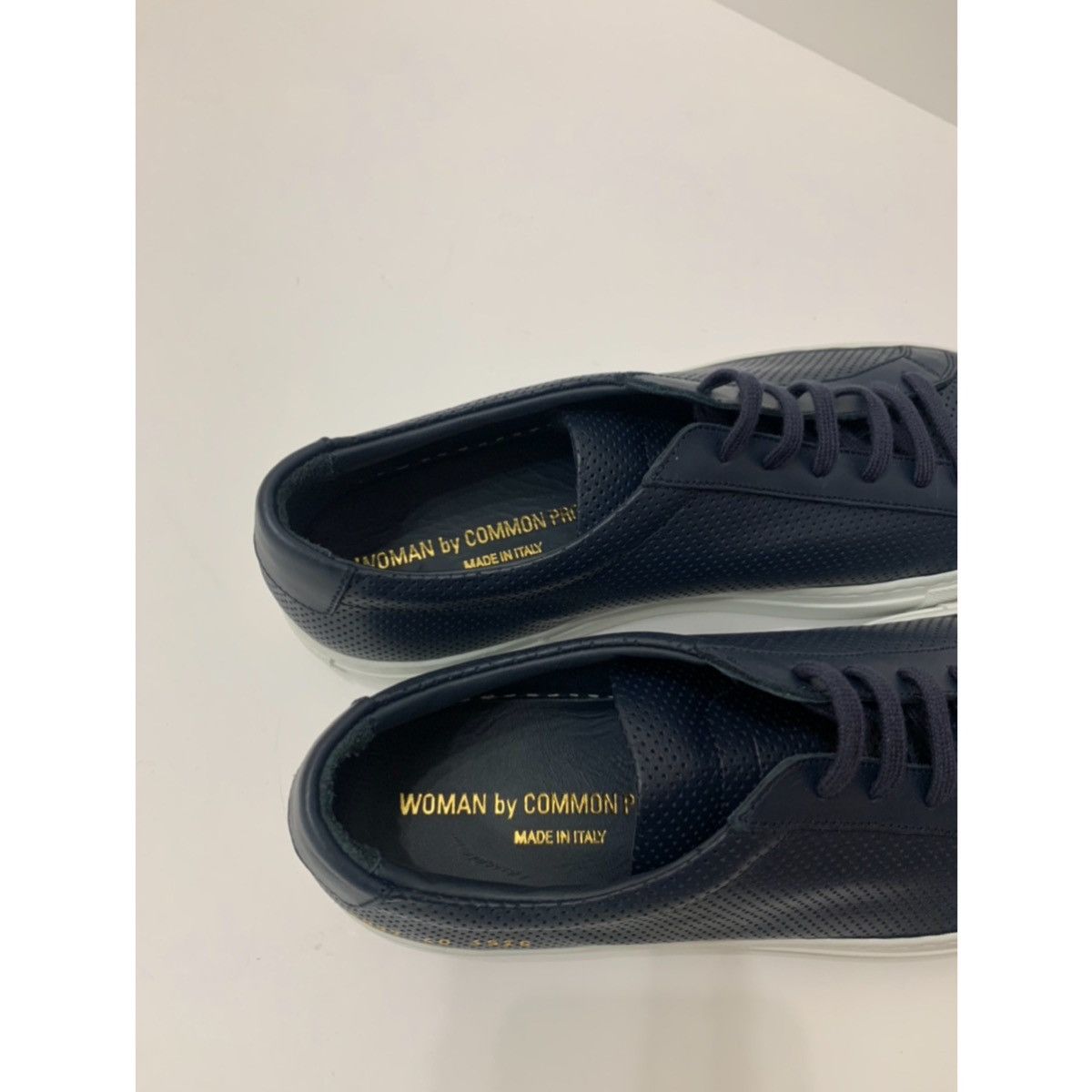 Common Projects COMMON PROJECTS NAVY ACHILLES LOW LEATHER SNEAKER Size US 10 / IT 40 - 6 Thumbnail