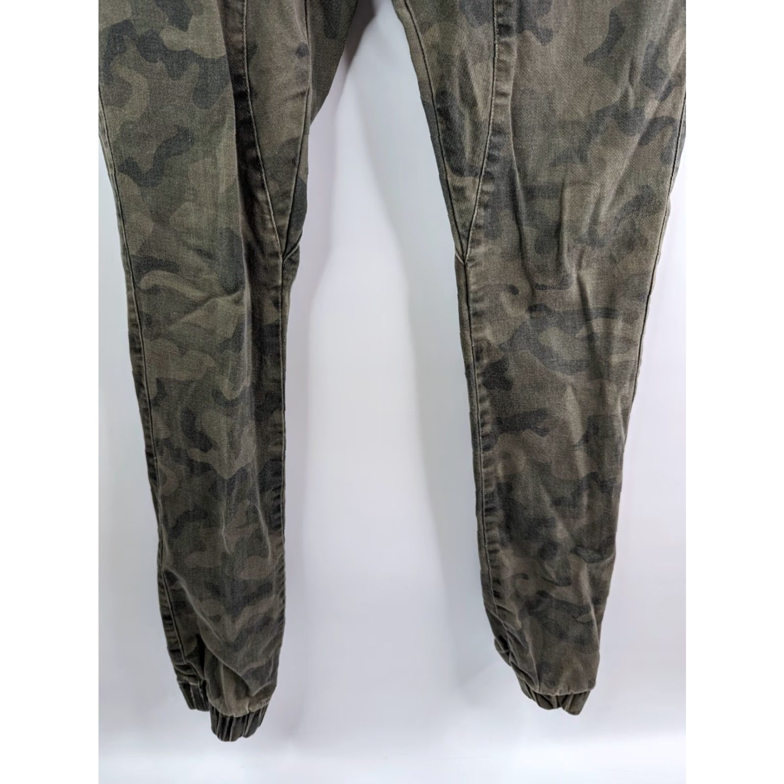 Zanerobe ZANEROBE SURESHOT JOGGER Pants Camouflage Camo Cotton Twill Regular Men 29 Inseam 29 Waist 29 Elastic Drawstring Slim Tapered Shirt not applicable Size US 28 / EU 44 - 3 Thumbnail