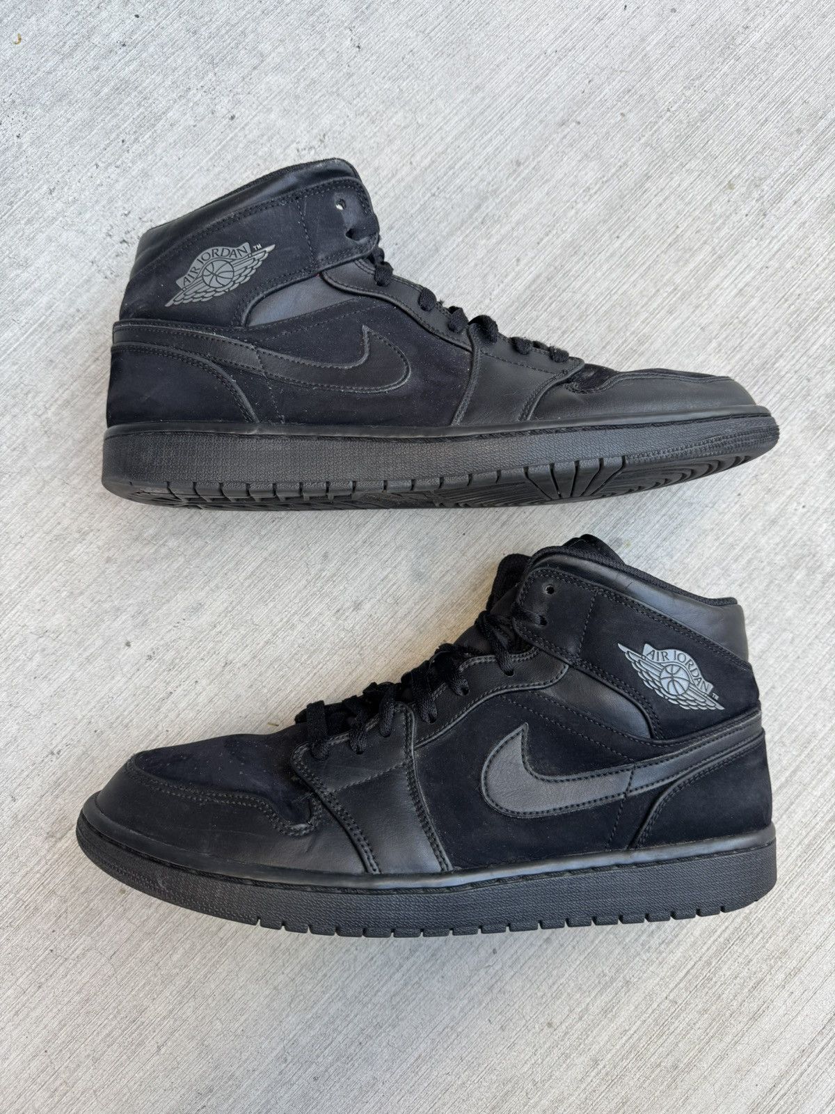 Jordan Brand JORDAN 1 MID TRIPLE BLACK 2018 SIZE 12 Size US 12 / EU 45 - 1 Thumbnail