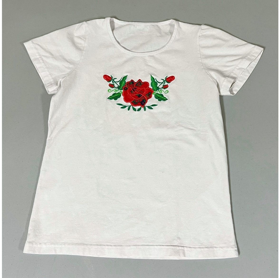 Japanese Brand White Rose Floral Graphic Tee T-Shirt Top Blouse Size S 🌹✨ Size S / US 4 / IT 40 - 2 Thumbnail