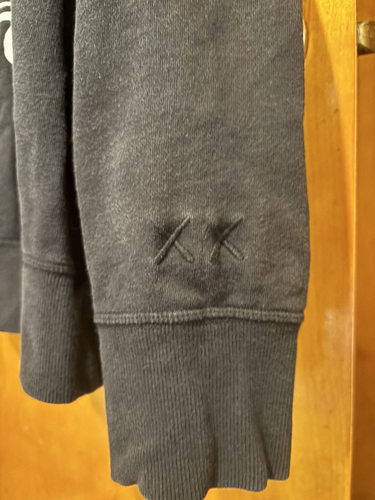Kaws × Uniqlo Kaws x Uniqlo Crewneck Size US L / EU 52-54 / 3 - 3 Thumbnail