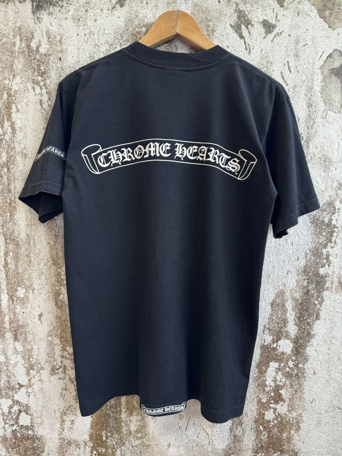 CHROME HEARTS Scroll Logo Pocket tee