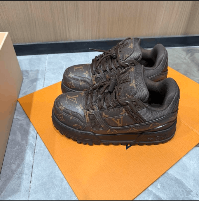 Louis Vuitton Louis Vuitton low-top sneakers Size US 5 / EU 37 - 1 Thumbnail