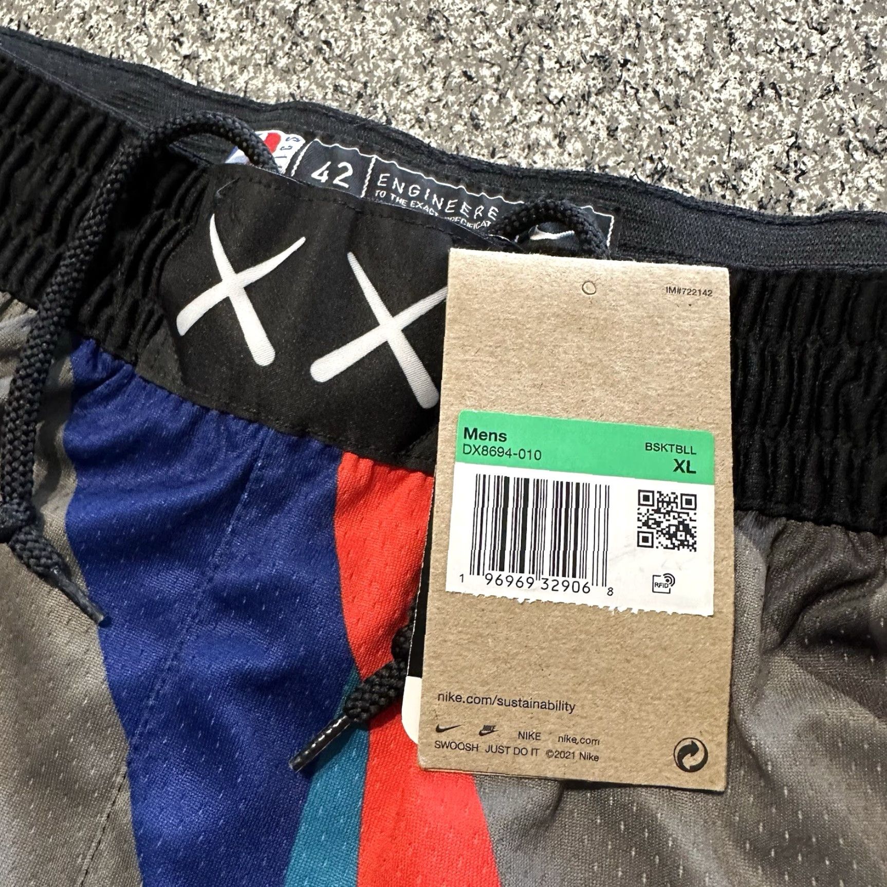 Nike Nike x KAWS Brooklyn Nets City Edition Shorts Mens XL Black Nike Shorts City Edition Nets 2010s? Size US 36 / EU 52 - 4 Thumbnail