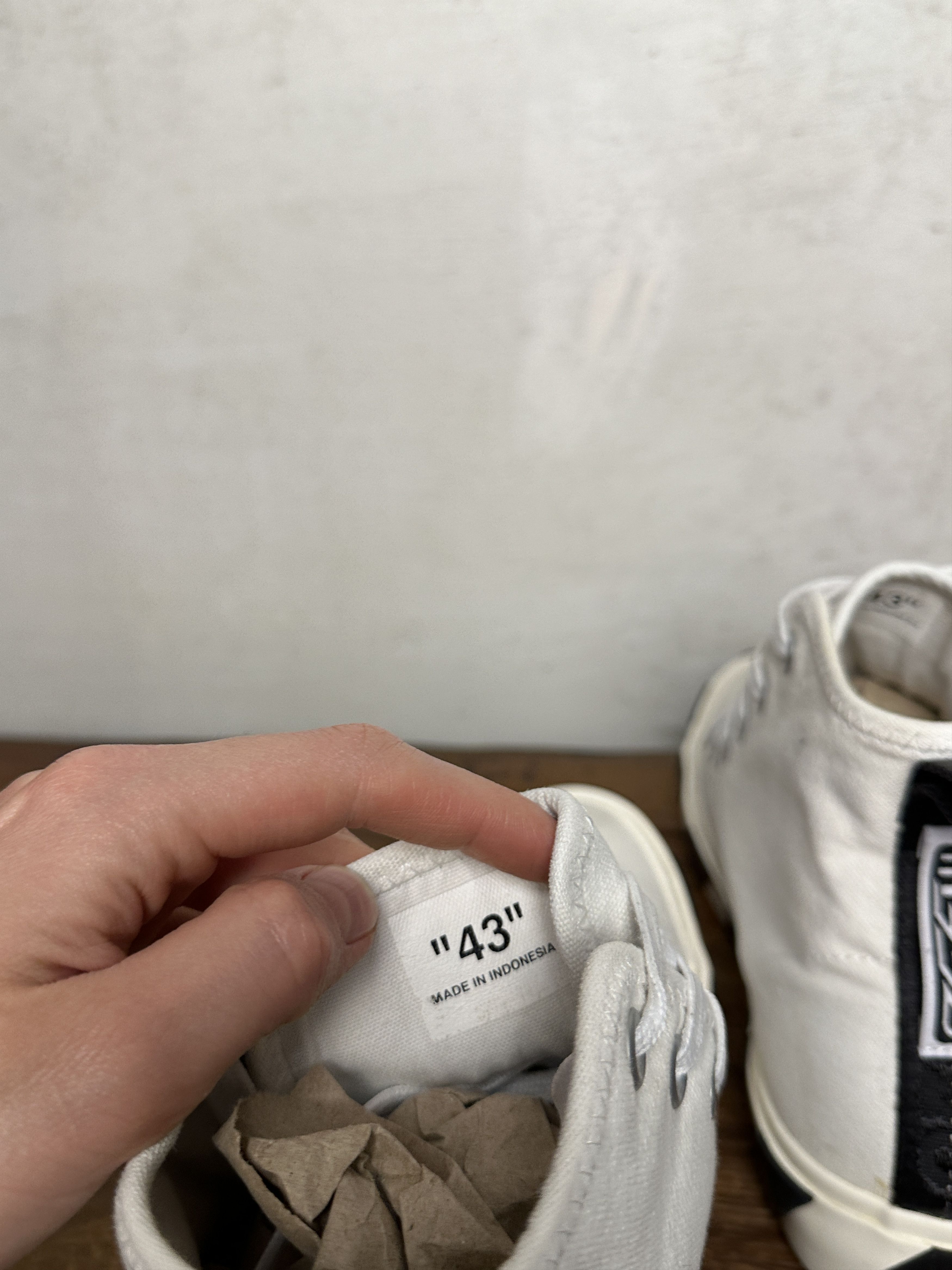 Off-White Off-White Mid Top Vulcanised Sneaker White Size US 10 / EU 43 - 8 Thumbnail