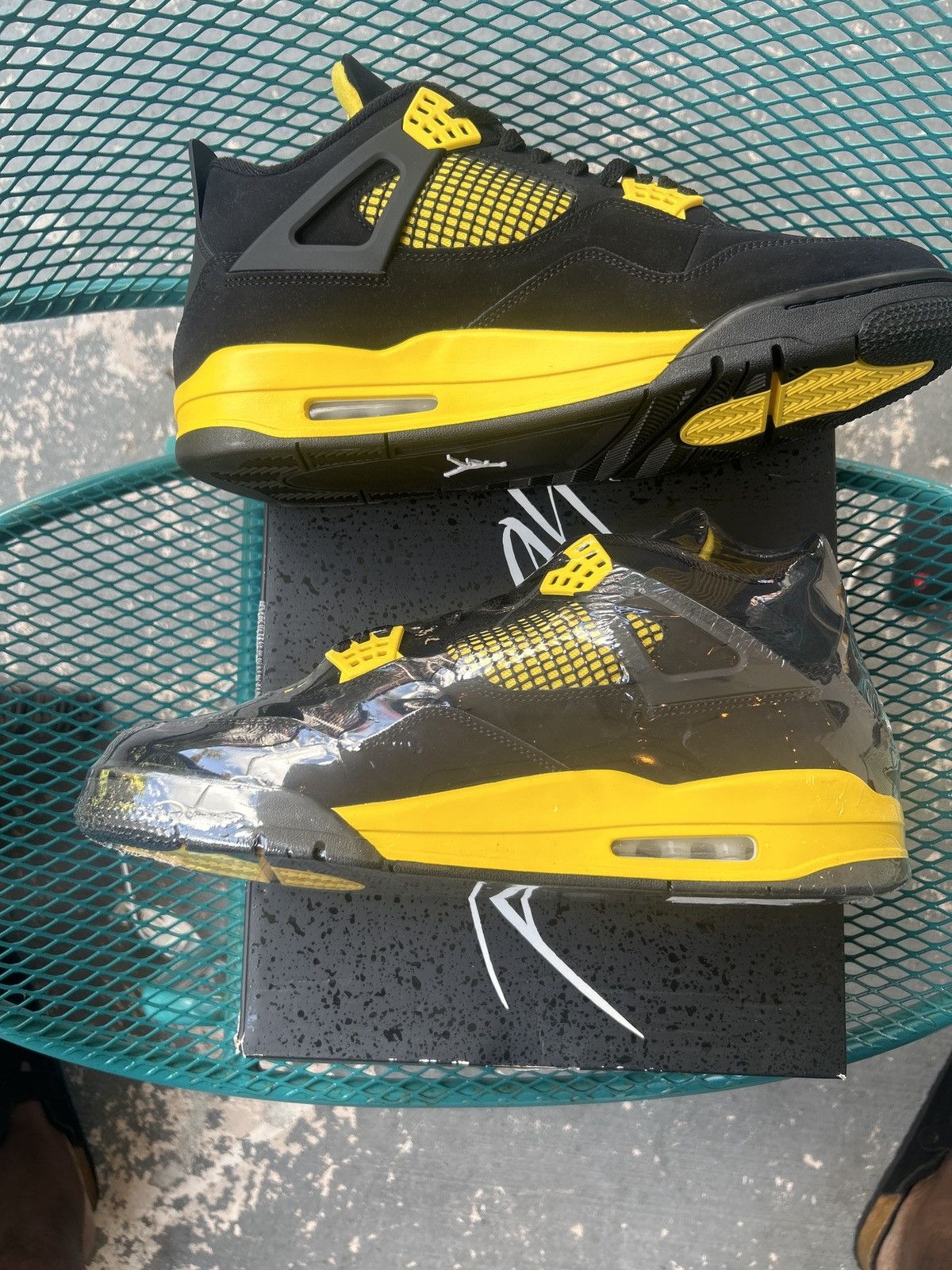 Jordan Brand Retro 4 thunders Size US 13 / EU 46 - 1 Thumbnail