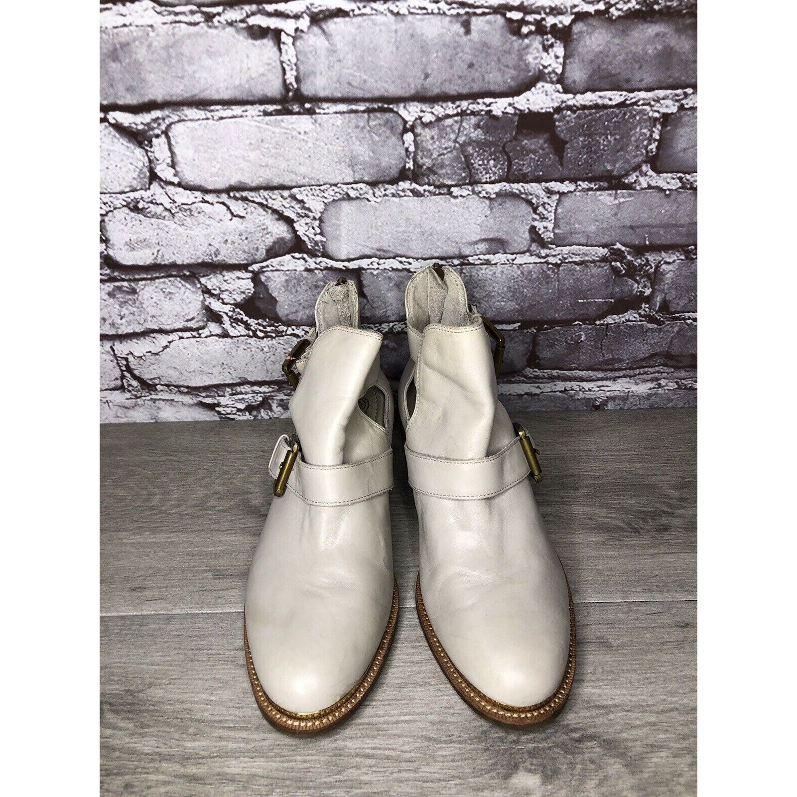 Elliott Elliot Lucca Ivory Leather Anthropologie Gold Buckle Heel Bo Size US 7 / IT 37 - 9 Thumbnail