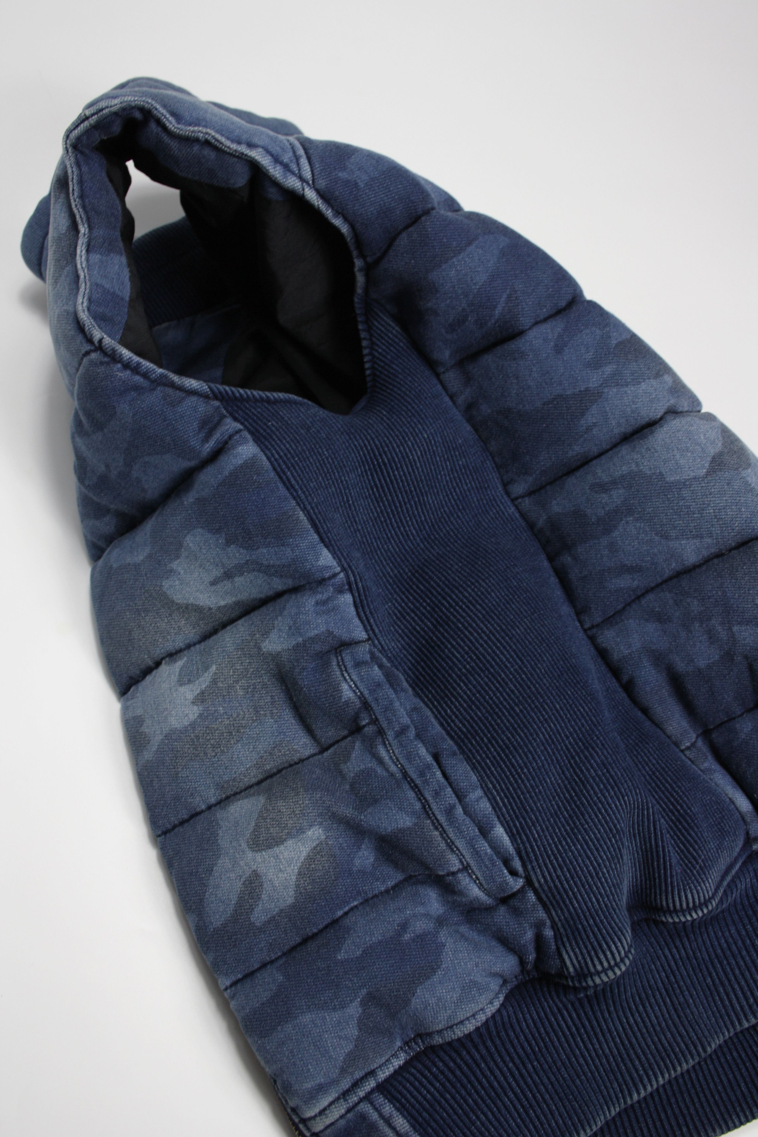 Japanese Brand 1PIU1UGUALE3 RELAX Washed Camo Denim Puffer Down Vest Size US S / EU 44-46 / 1 - 9 Thumbnail
